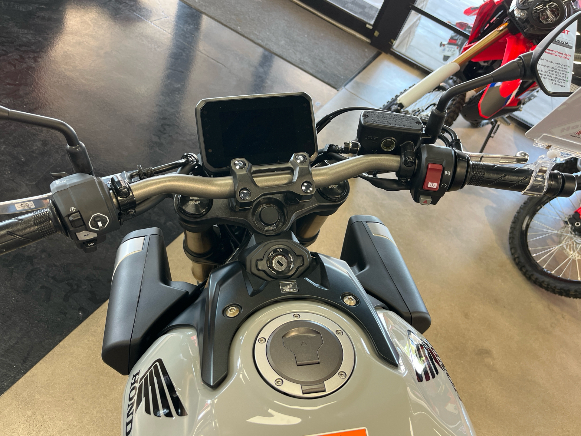 2025 Honda CB650R E-Clutch in Wichita, Kansas - Photo 10