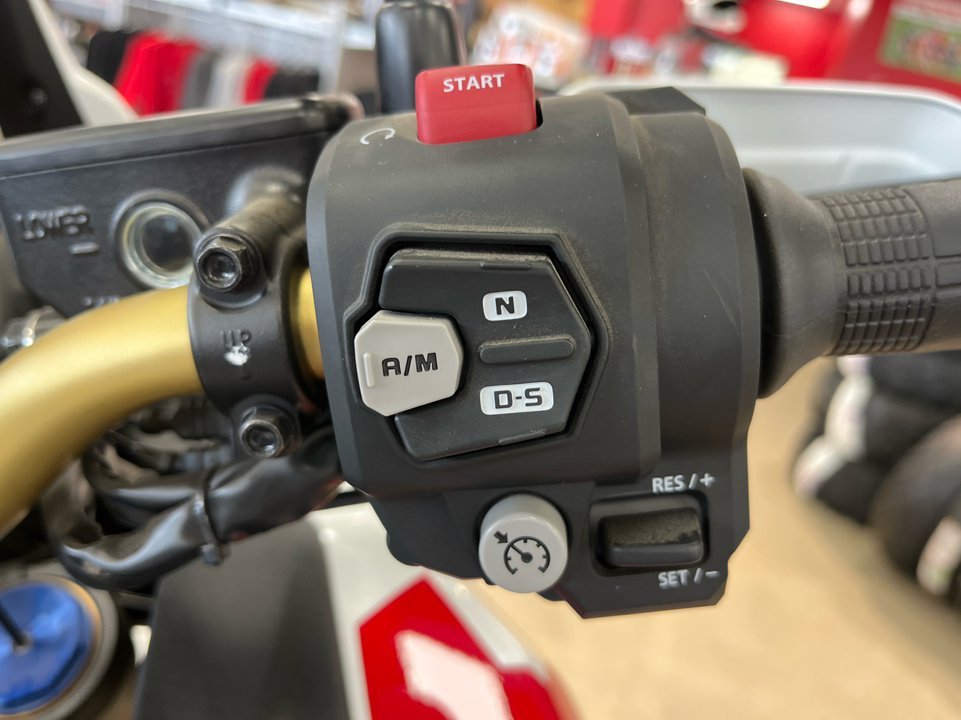 2025 Honda Africa Twin Adventure Sports ES DCT in Wichita, Kansas - Photo 12