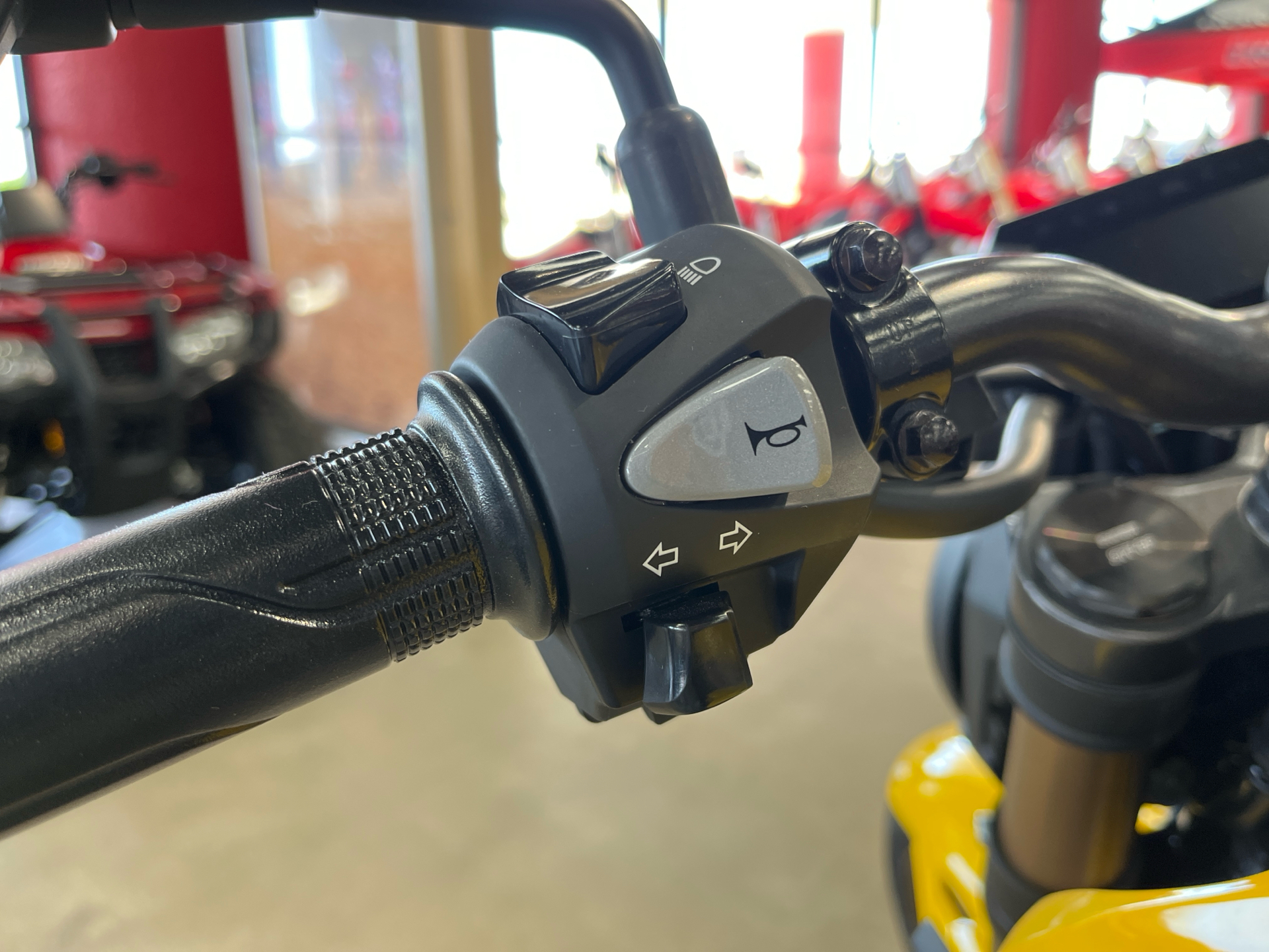 2025 Honda CB300R ABS in Wichita, Kansas - Photo 7
