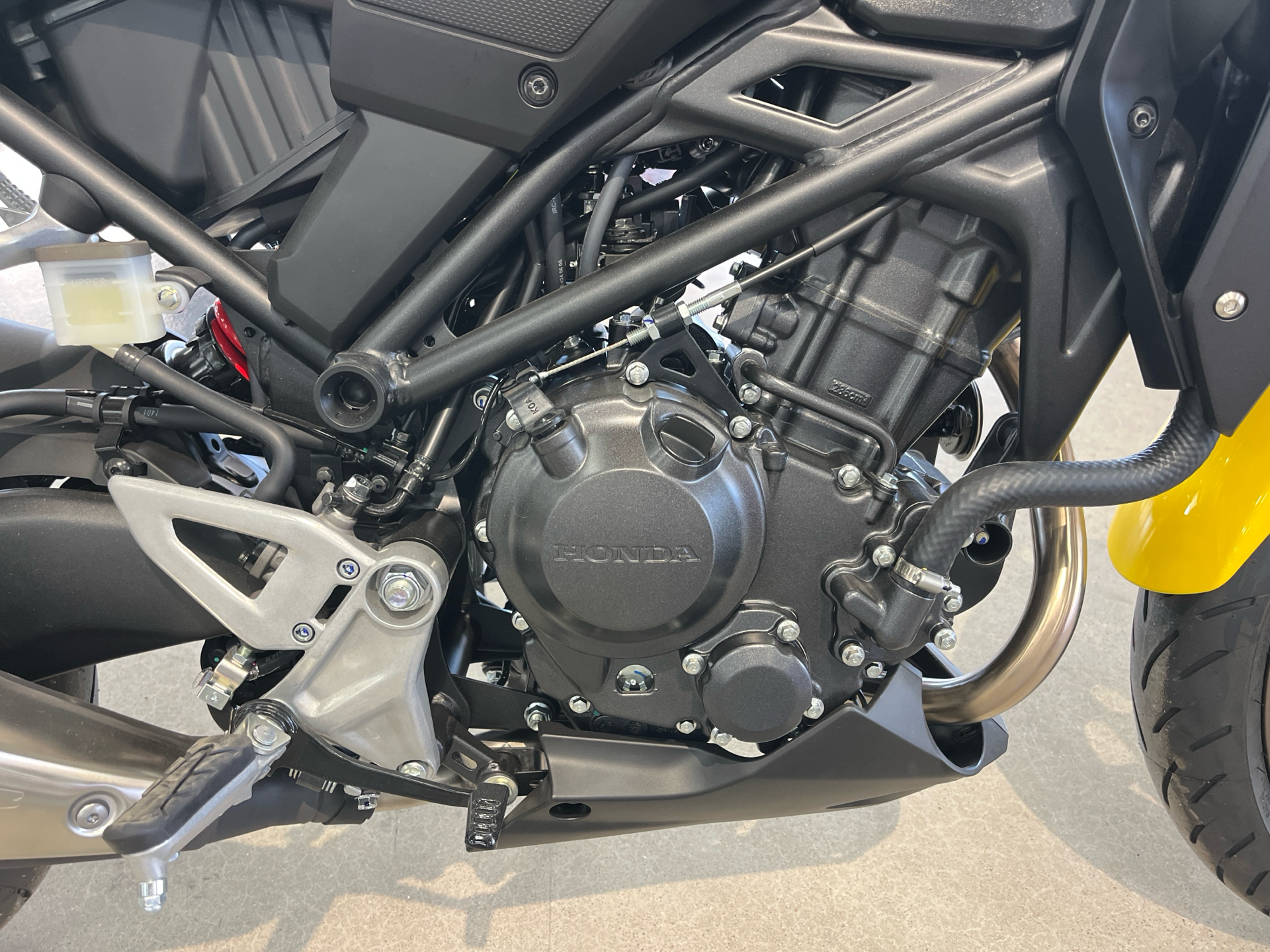 2025 Honda CB300R ABS in Wichita, Kansas - Photo 10