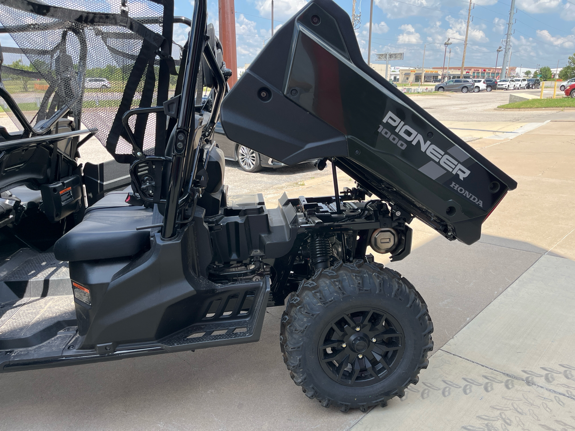 2025 Honda Pioneer 1000-6 Deluxe Crew in Wichita, Kansas - Photo 6