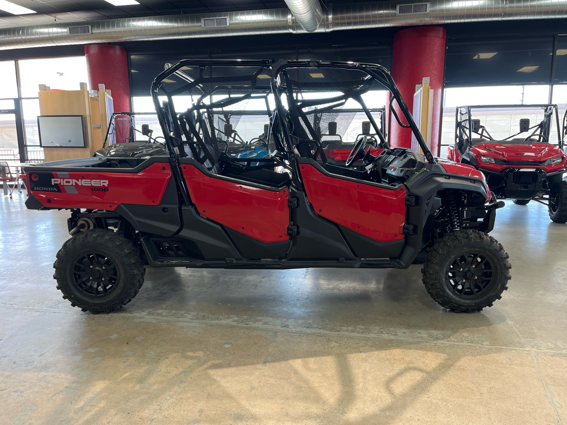 2025 Honda Pioneer 1000-6 Deluxe Crew in Wichita, Kansas - Photo 2
