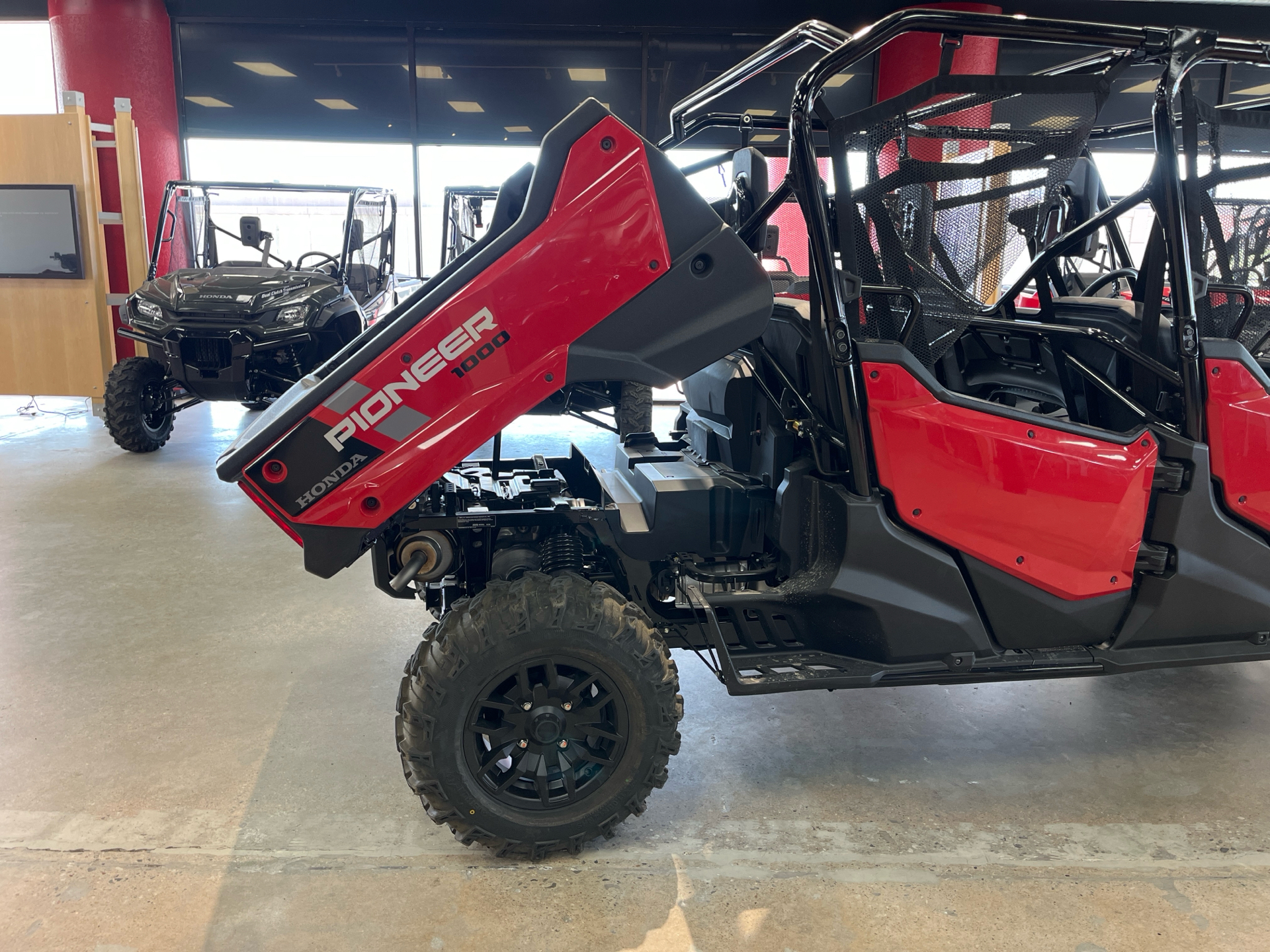2025 Honda Pioneer 1000-6 Deluxe Crew in Wichita, Kansas - Photo 6