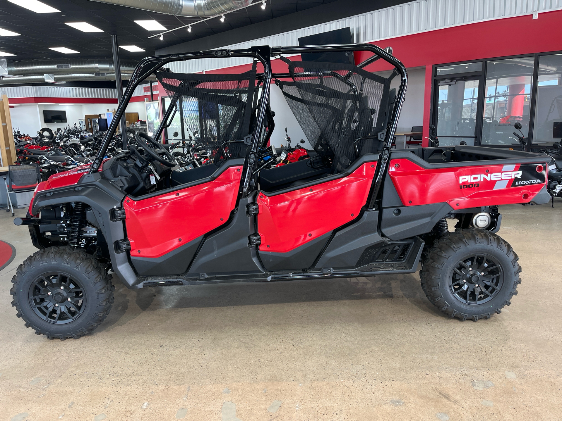 2025 Honda Pioneer 1000-6 Deluxe Crew in Wichita, Kansas - Photo 3