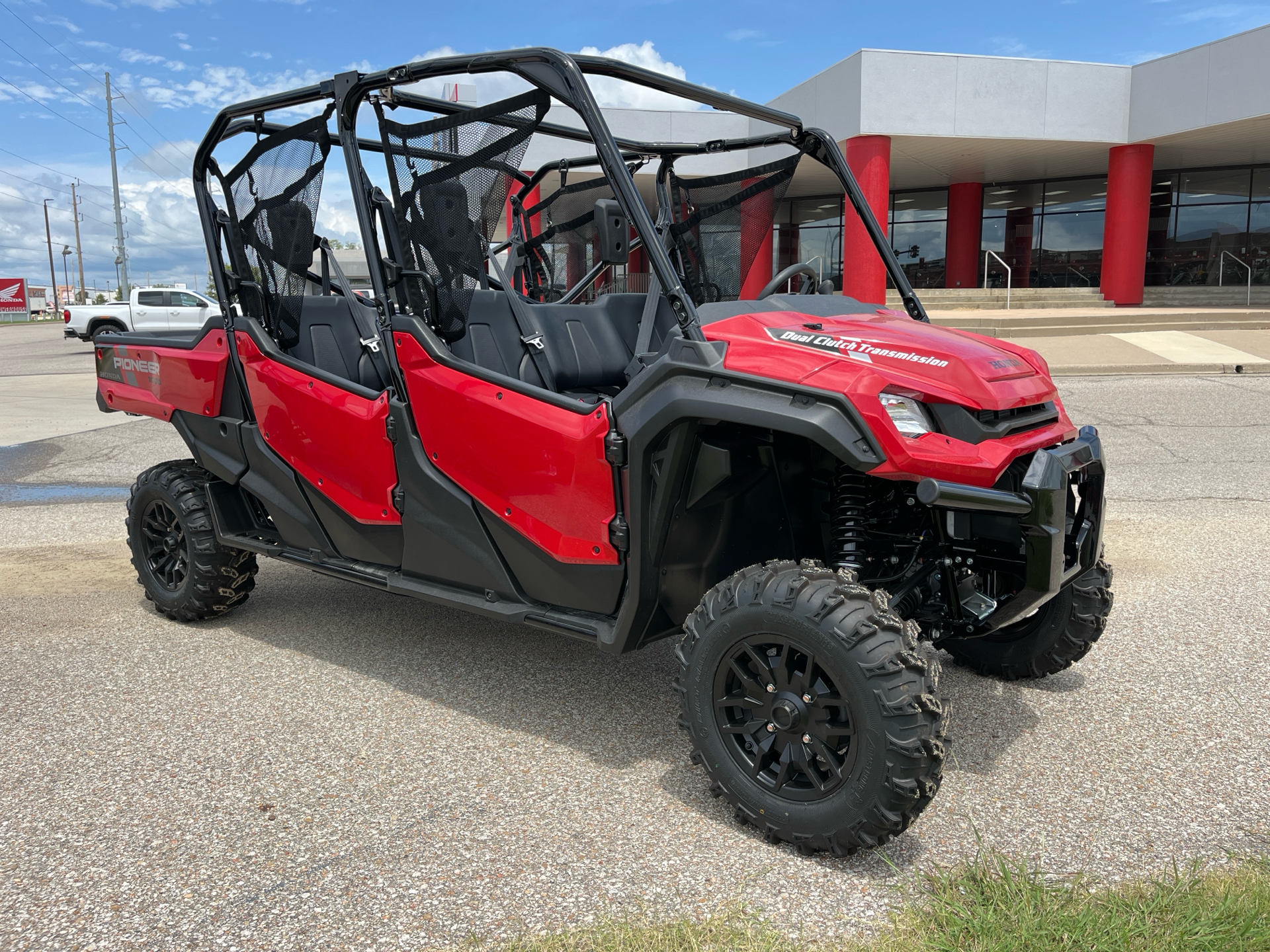 2025 Honda Pioneer 1000-6 Deluxe Crew in Wichita, Kansas - Photo 3