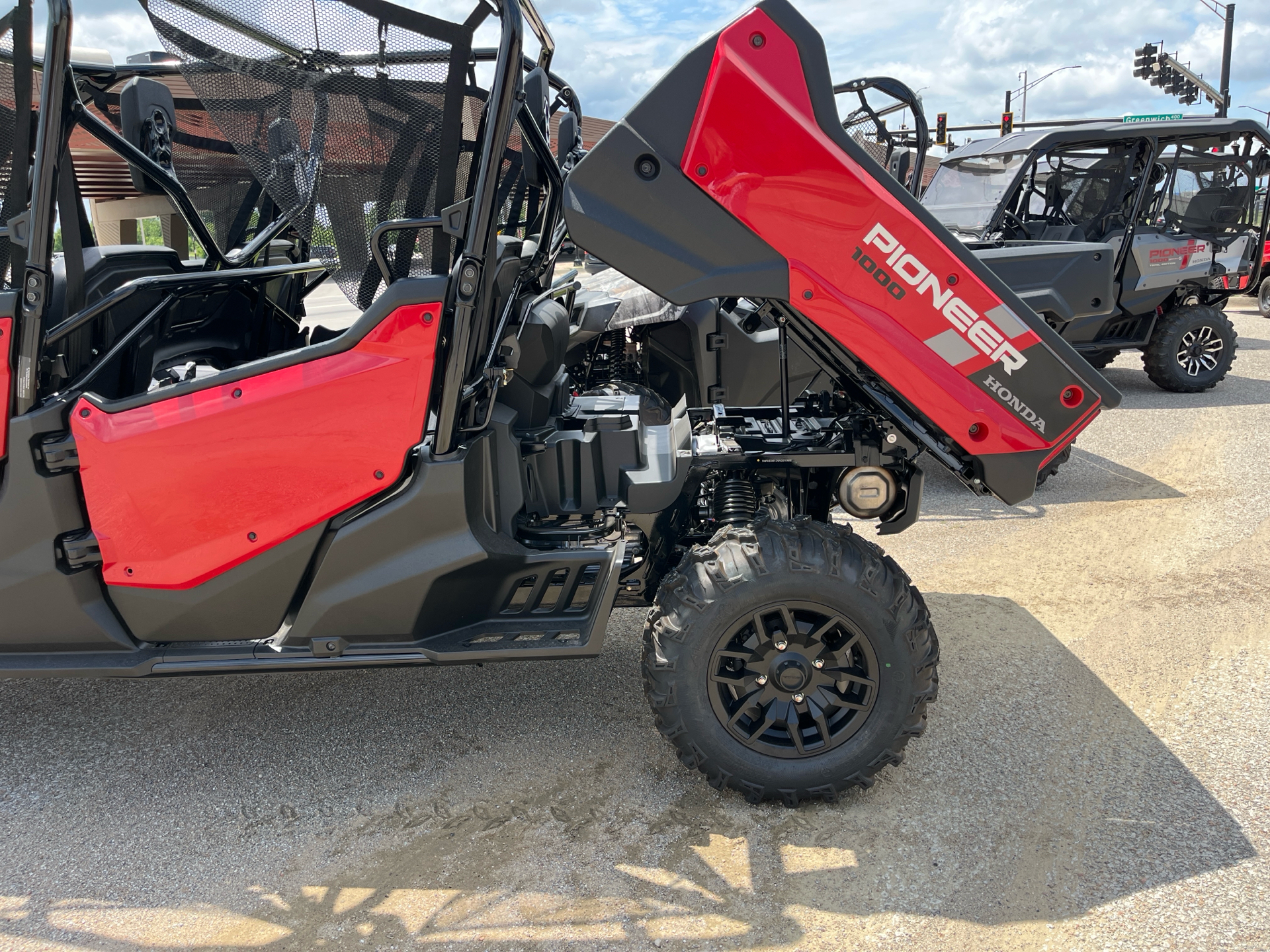2025 Honda Pioneer 1000-6 Deluxe Crew in Wichita, Kansas - Photo 11