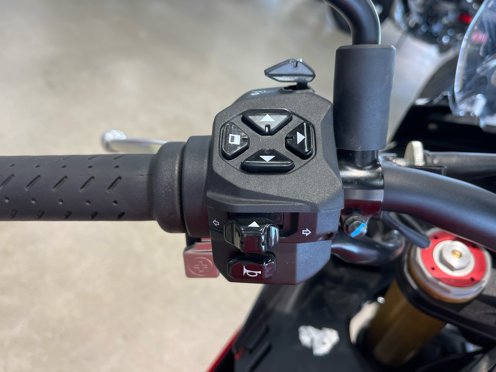 2023 Aprilia Tuono V4 1100 in Wichita, Kansas - Photo 6