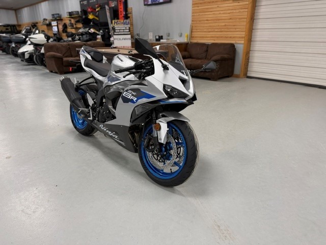 2027 Kawasaki Ninja® ZX-6R ABS 3
