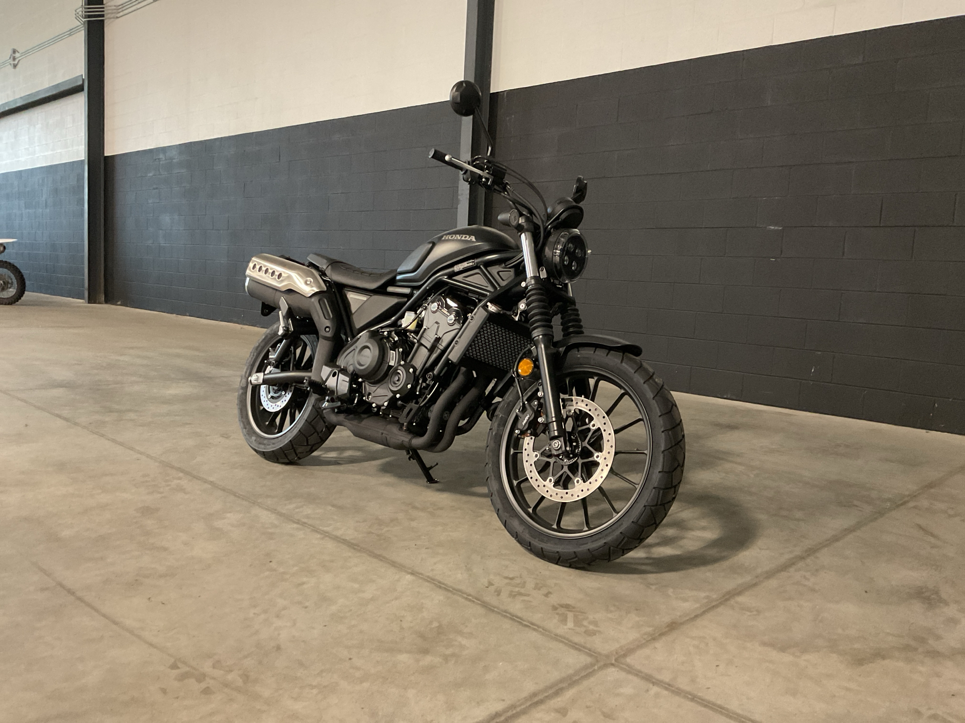 2025 Honda SCL500 3
