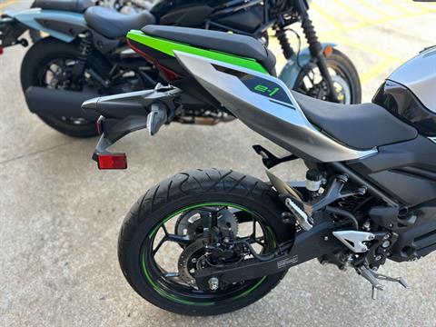 スピネル2点 2024 Kawasaki Ninja® ZX™-6R Pearl Robotic White/Metallic Graphite