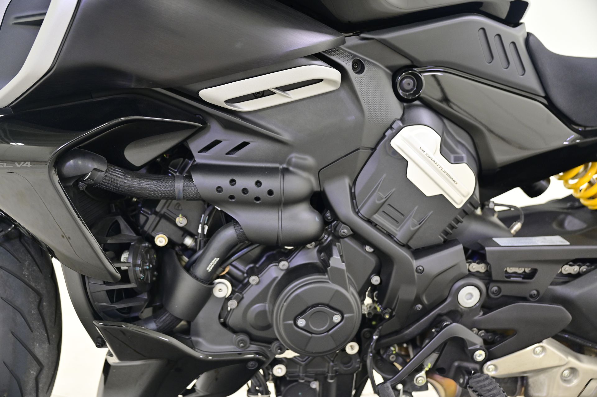 2024 Ducati Diavel V4 in Richfield, Minnesota - Photo 11