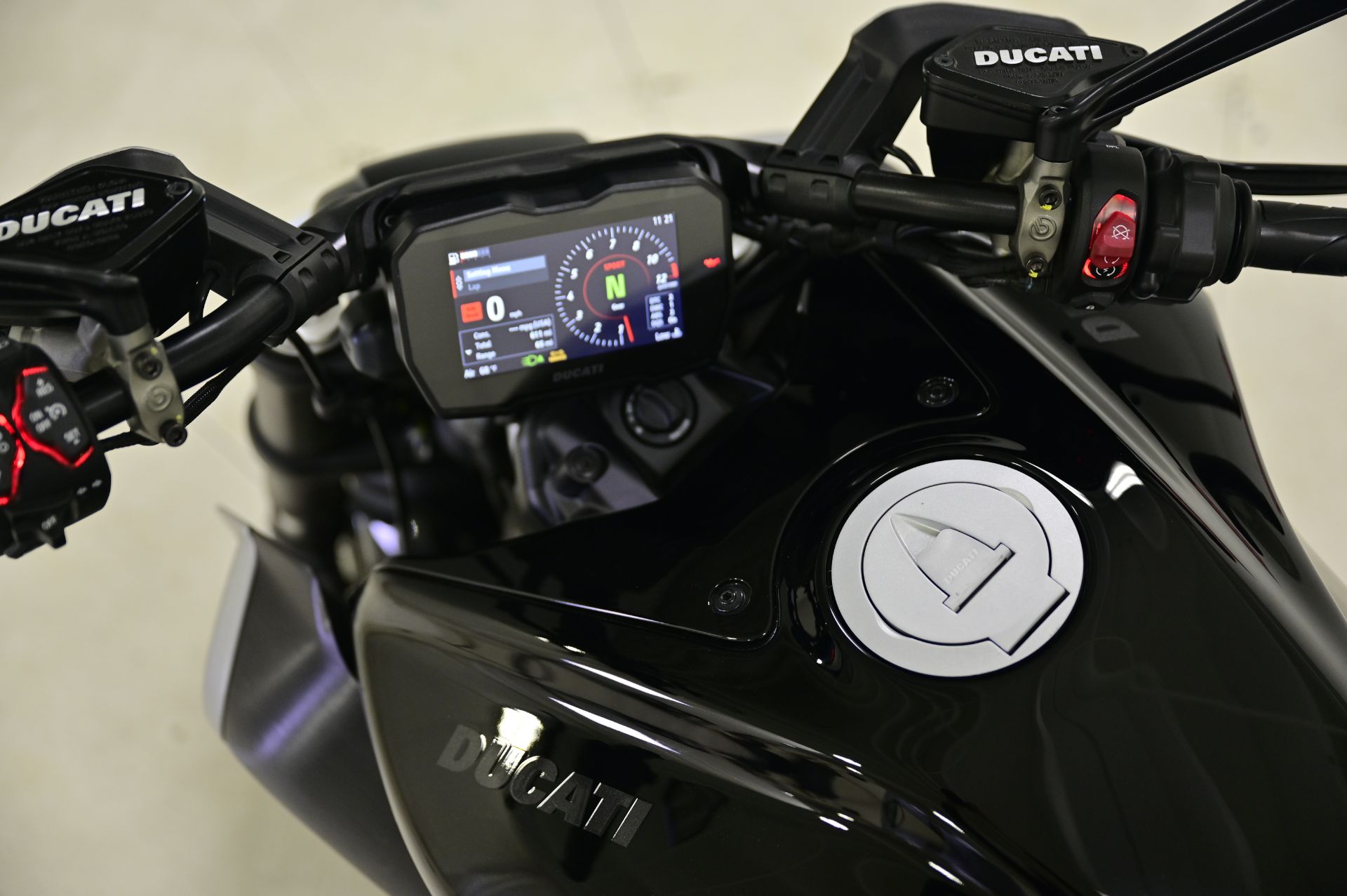 2024 Ducati Diavel V4 in Richfield, Minnesota - Photo 21