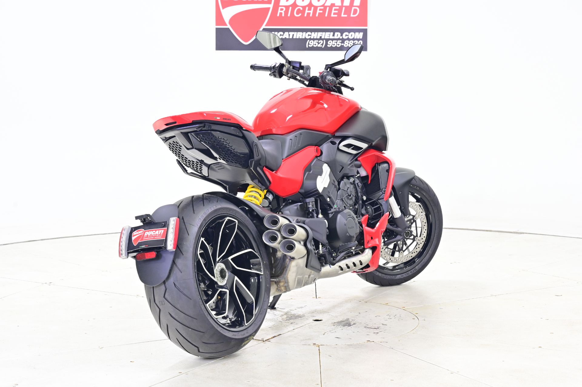 2024 Ducati Diavel V4 in Richfield, Minnesota - Photo 8