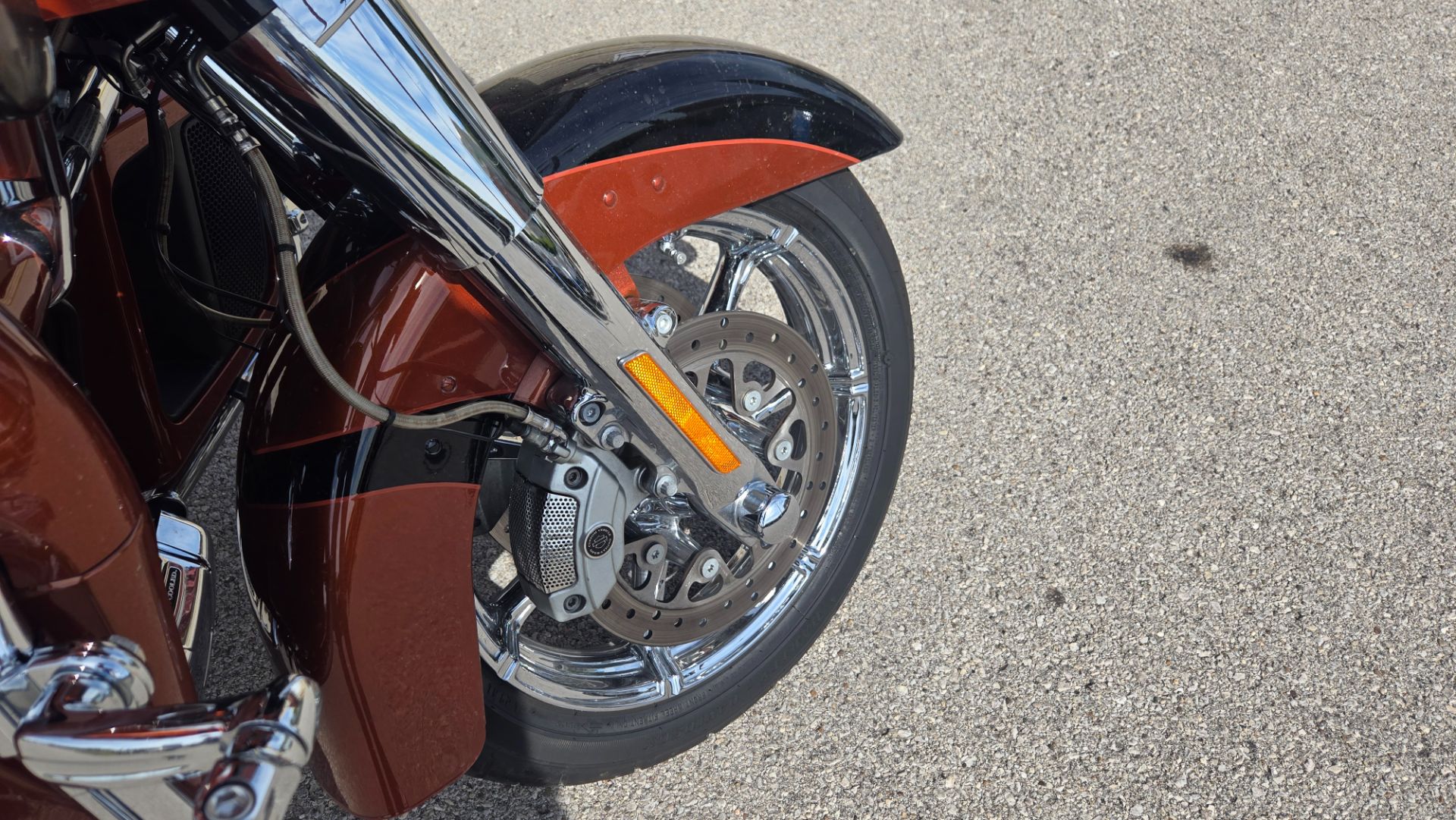 2015 Harley-Davidson CVO™ Road Glide® Ultra in Lexington, Kentucky - Photo 2