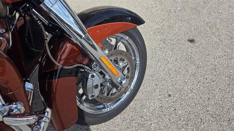 2015 Harley-Davidson CVO™ Road Glide® Ultra in Lexington, Kentucky - Photo 2