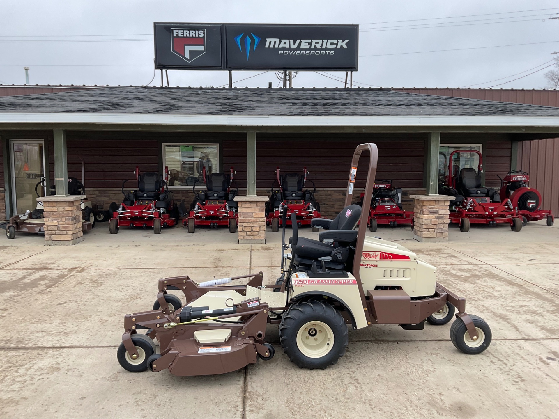 コースター:1050works New 2025 Grasshopper 725DT Kubota Diesel 898 cc Lawn Mowers