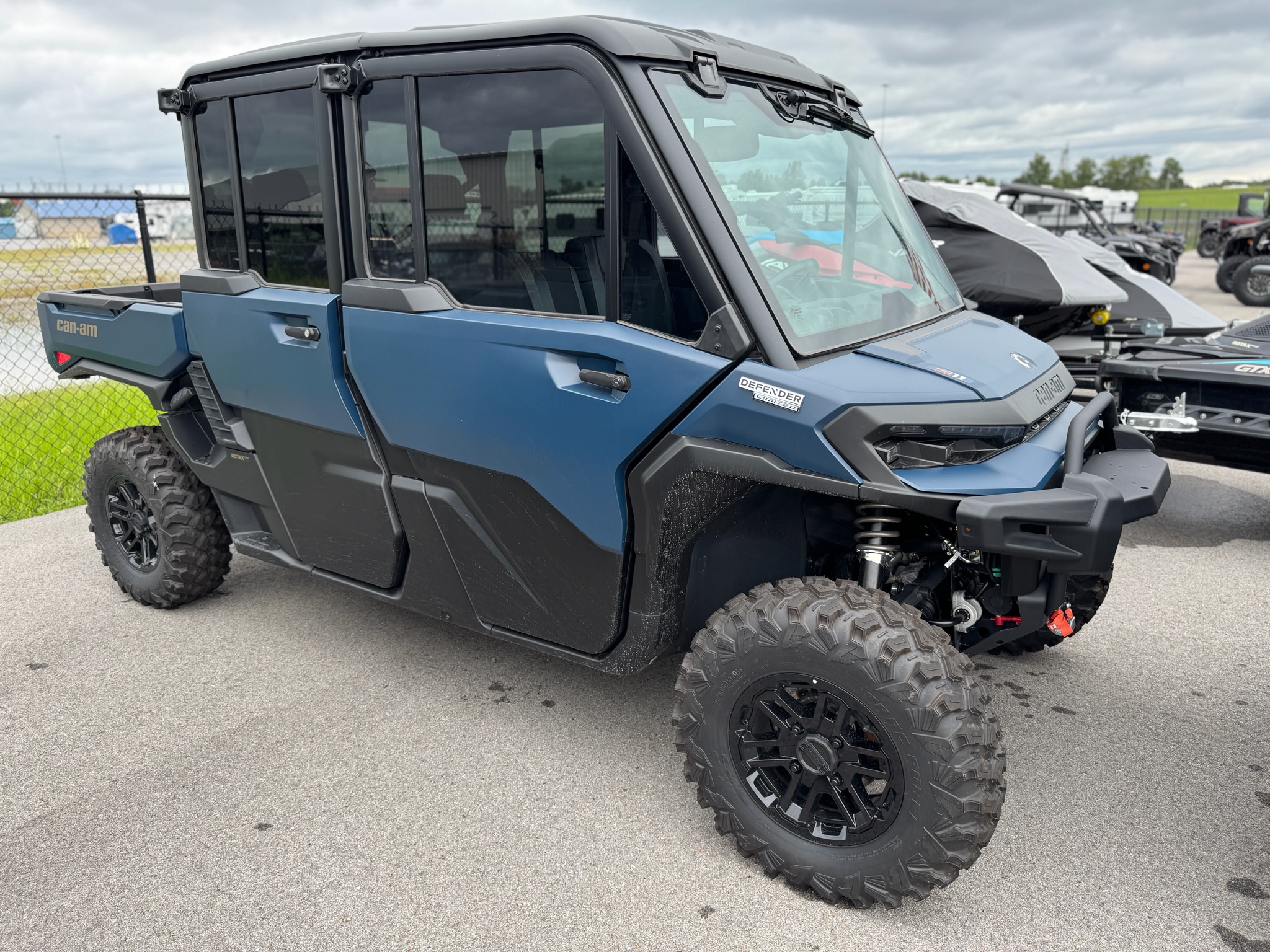 2026 Can-Am™ Defender MAX Limited HD11 1