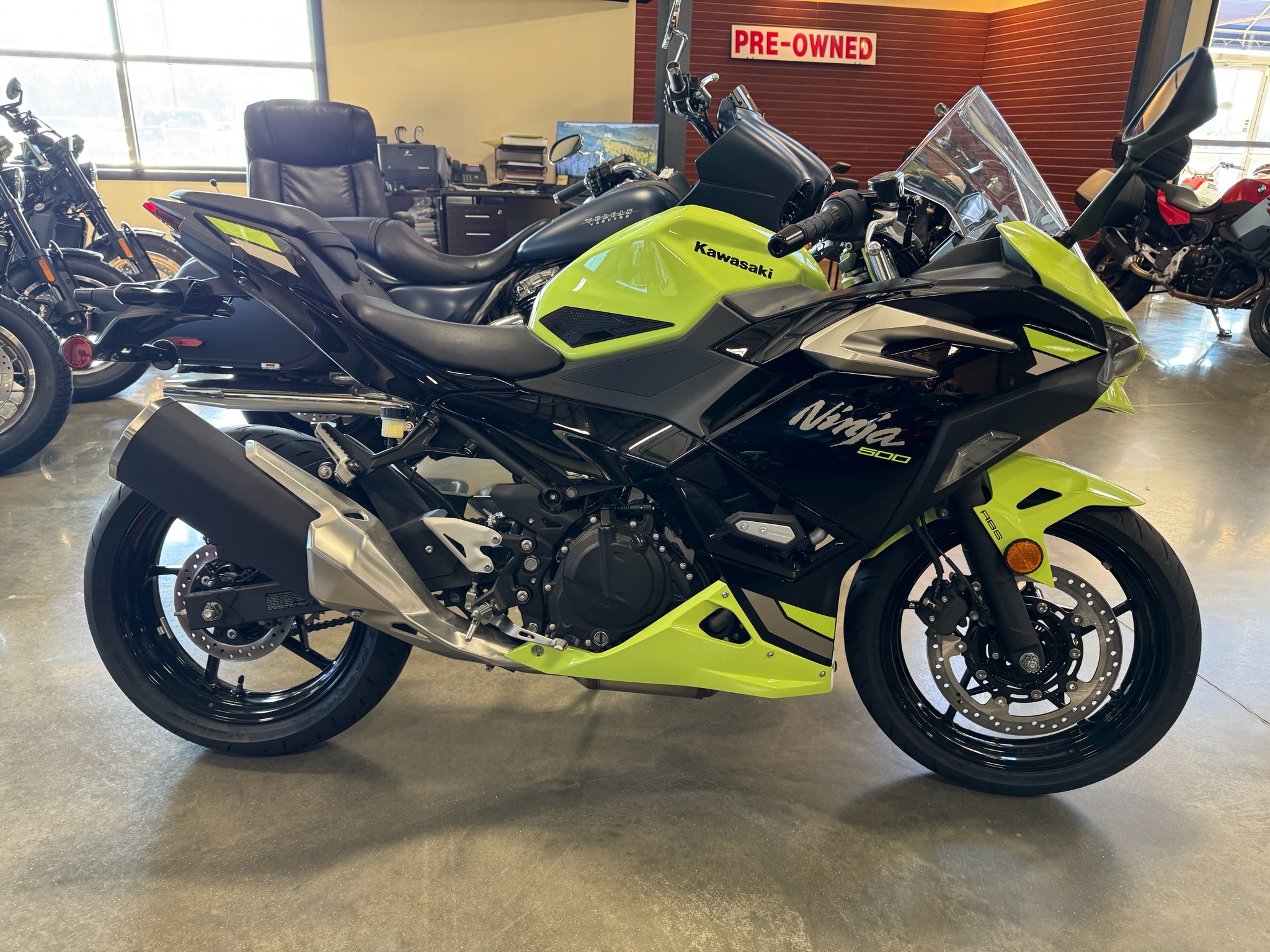 2026 Kawasaki Ninja® 500 SE ABS 1