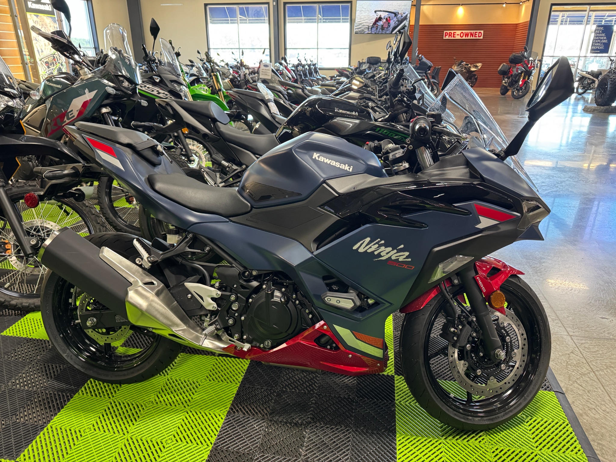 2026 Kawasaki Ninja® 500 SE ABS 1