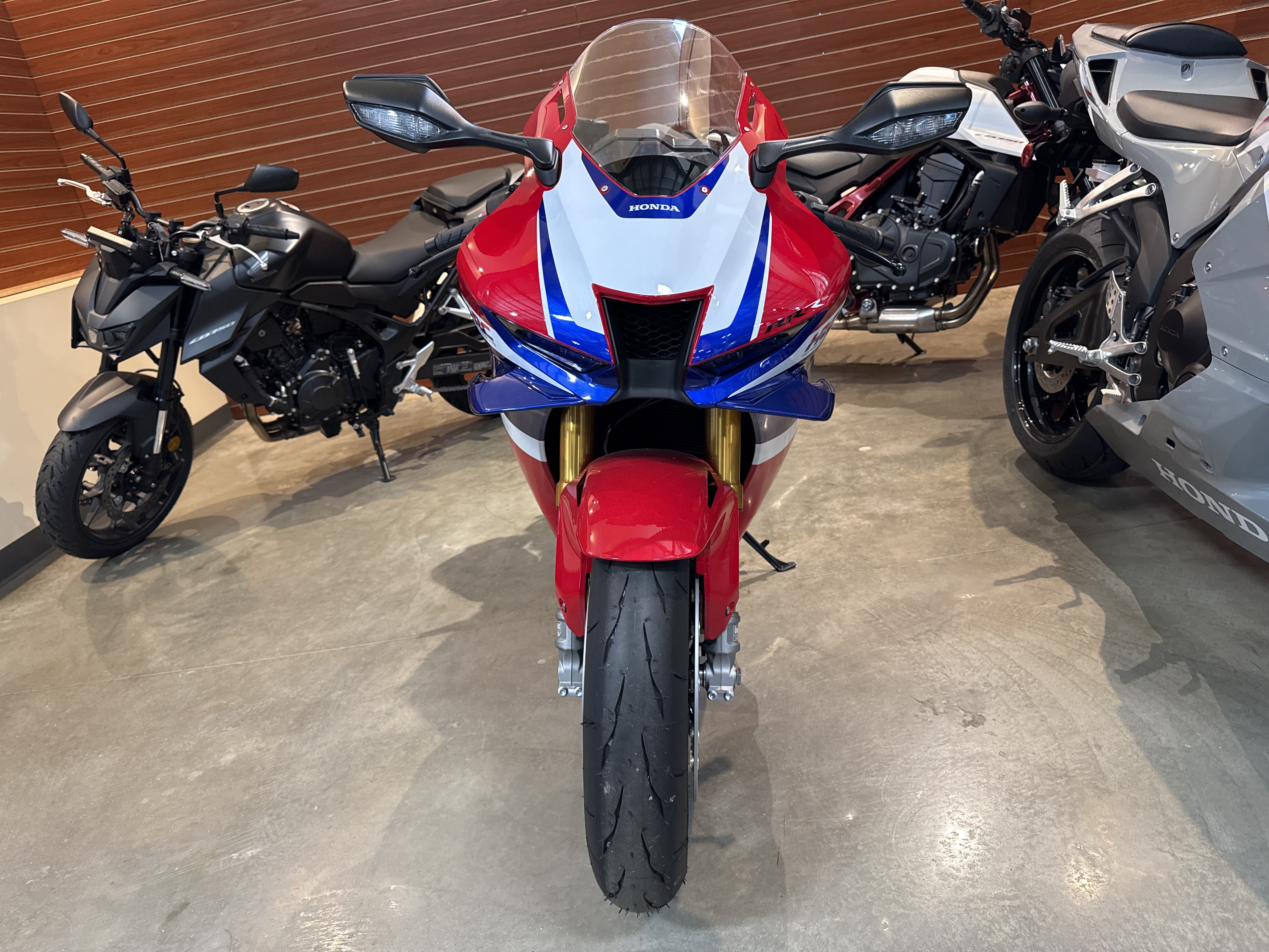 2025 Honda CBR1000RR-R Fireblade SP in Paducah, Kentucky - Photo 2