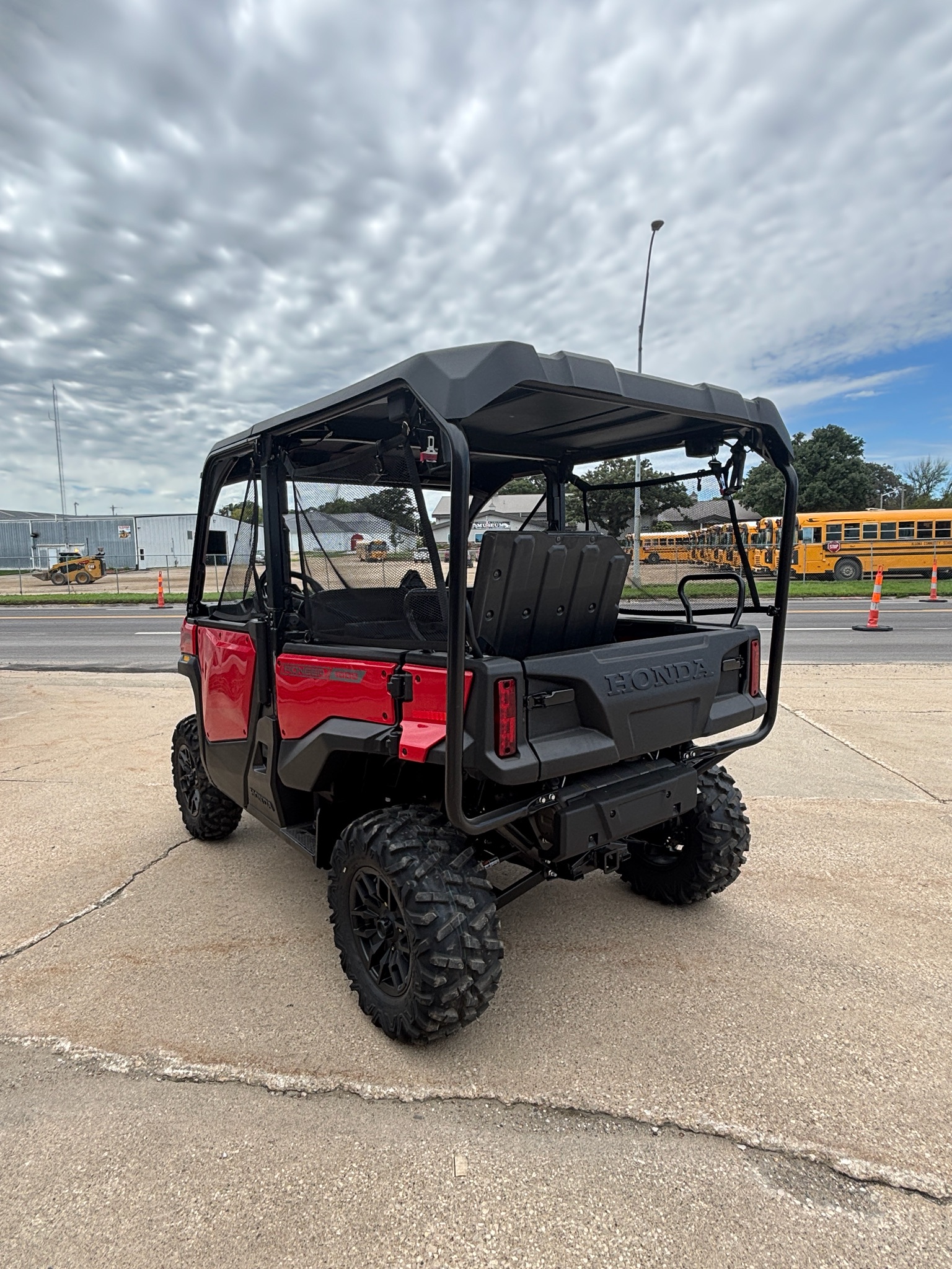 2026 Honda Pioneer 1000-5 Deluxe 4