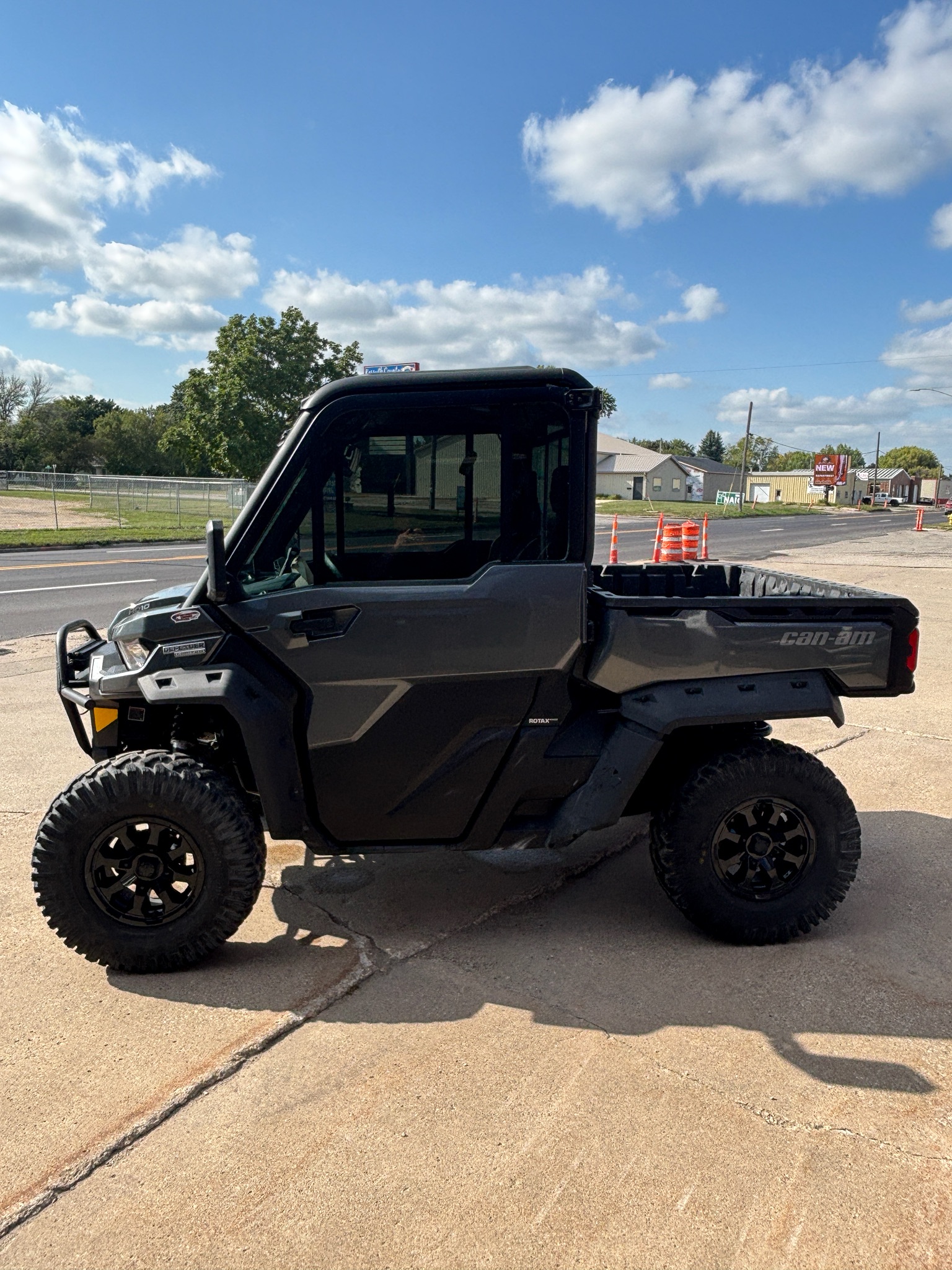 2023 Can-Am™ Defender Limited 4