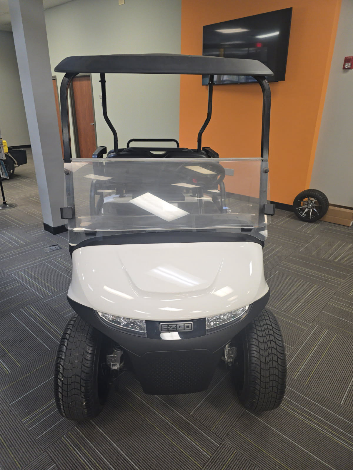 2024 EZGO Valor photo 3