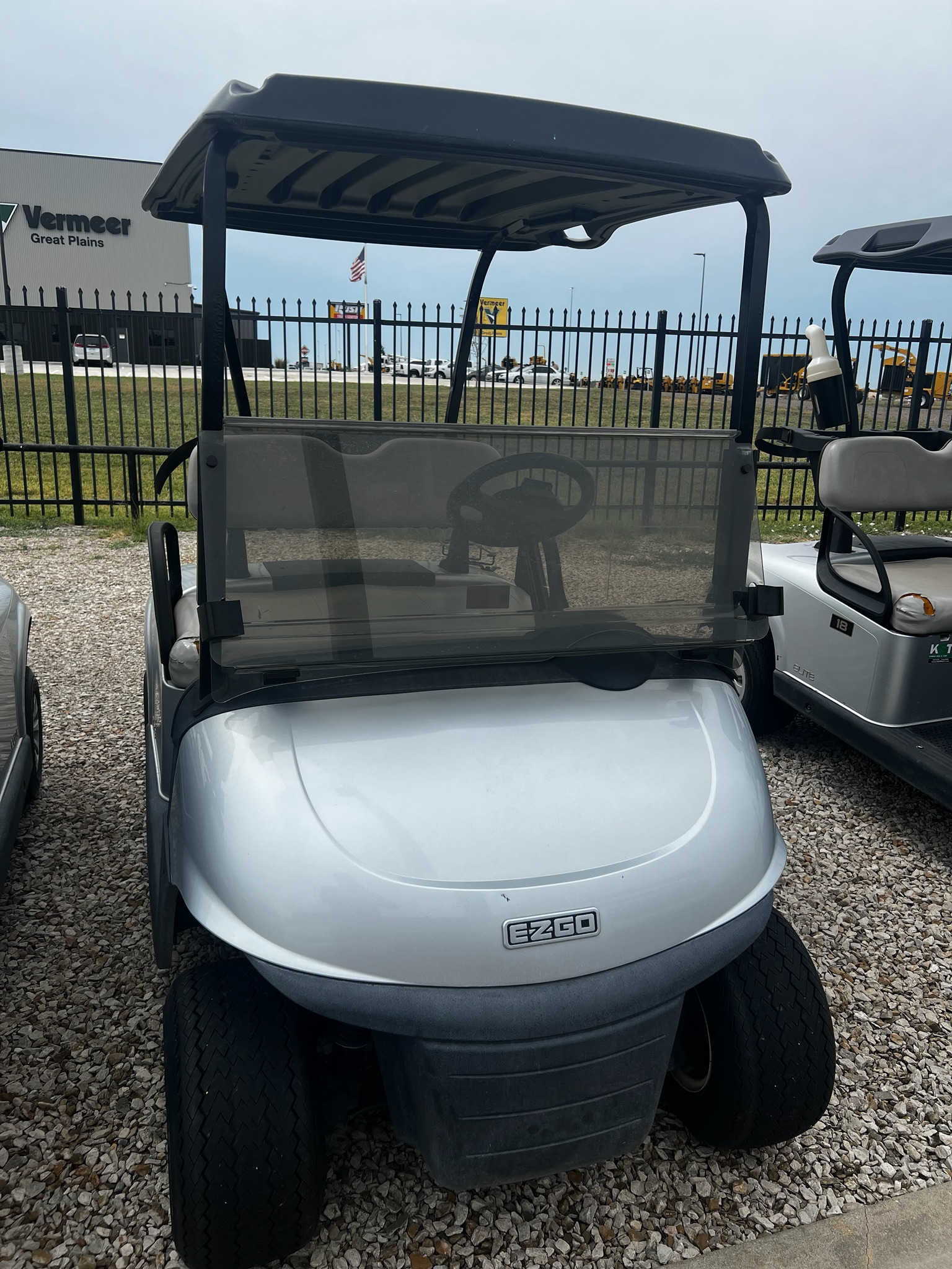 2022 EZGO RXV photo 2