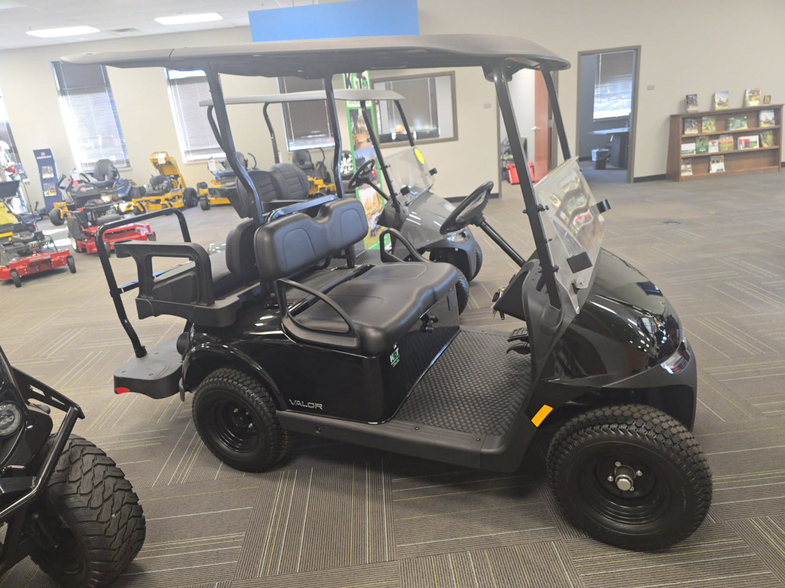 2024 EZGO VALOR photo 4