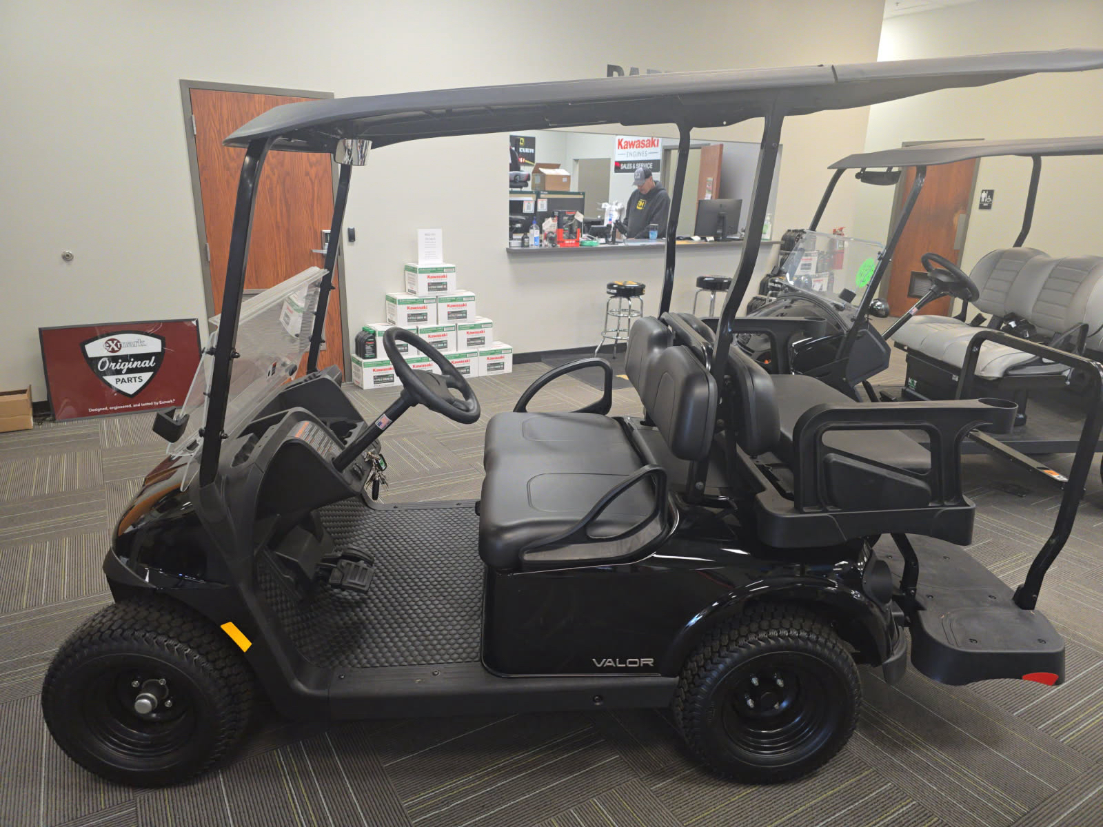 2024 EZGO VALOR photo 3