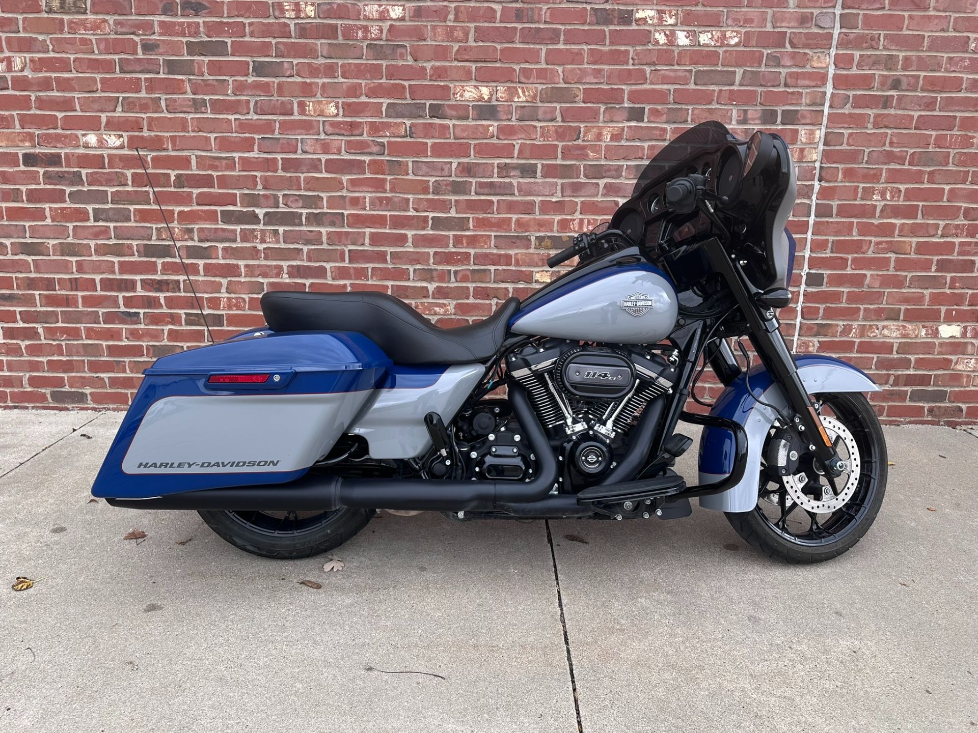 Motorcycles 1: 12 Harley-Davidson Custom - 2013 Flhtk