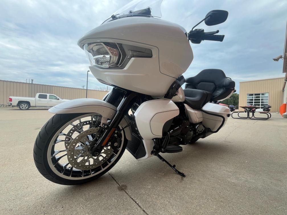 2026 Harley-Davidson Road Glide® Limited 11