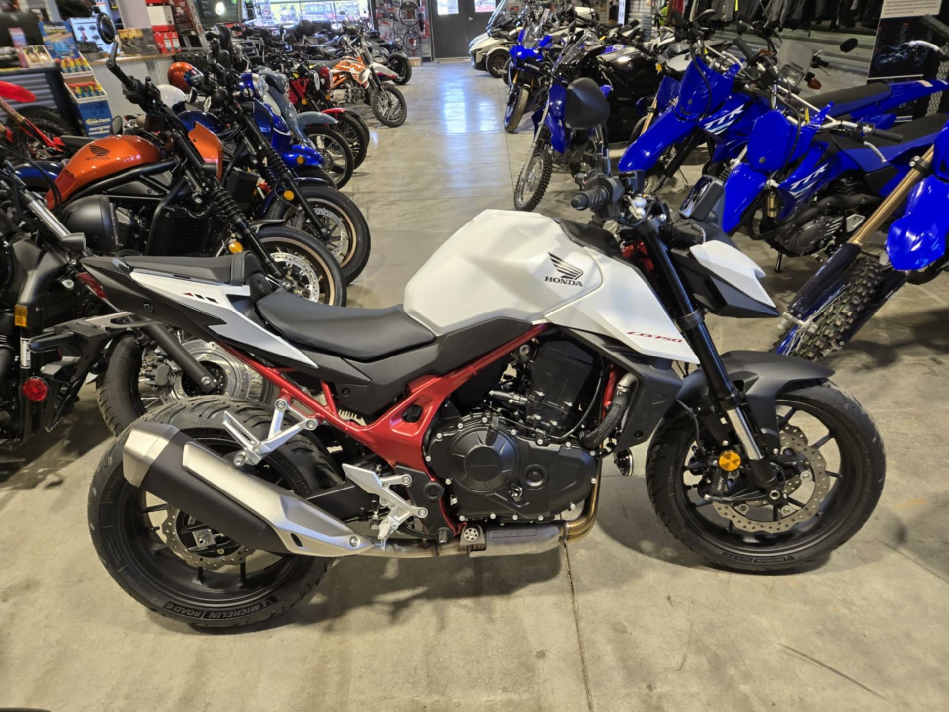 Honda Hornet 750 Image