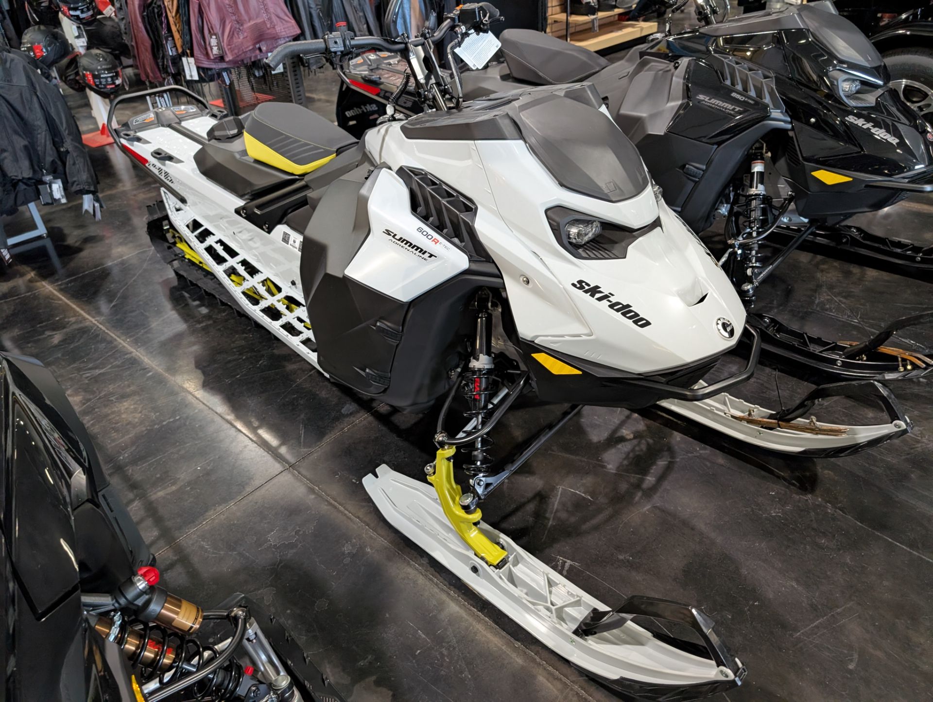 Ski-Doo Summit SP 146 600R E-Tec Shot Powdermax Image