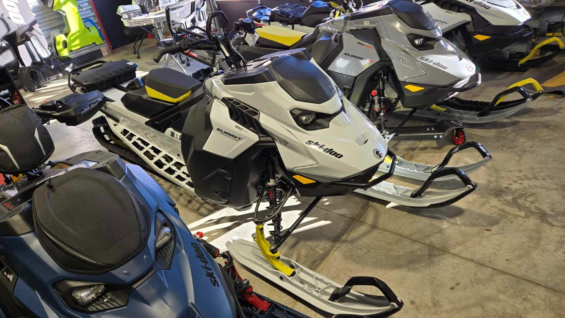 Ski-Doo Summit Edge 154 850 E-Tec Shot Powdermax Light Image