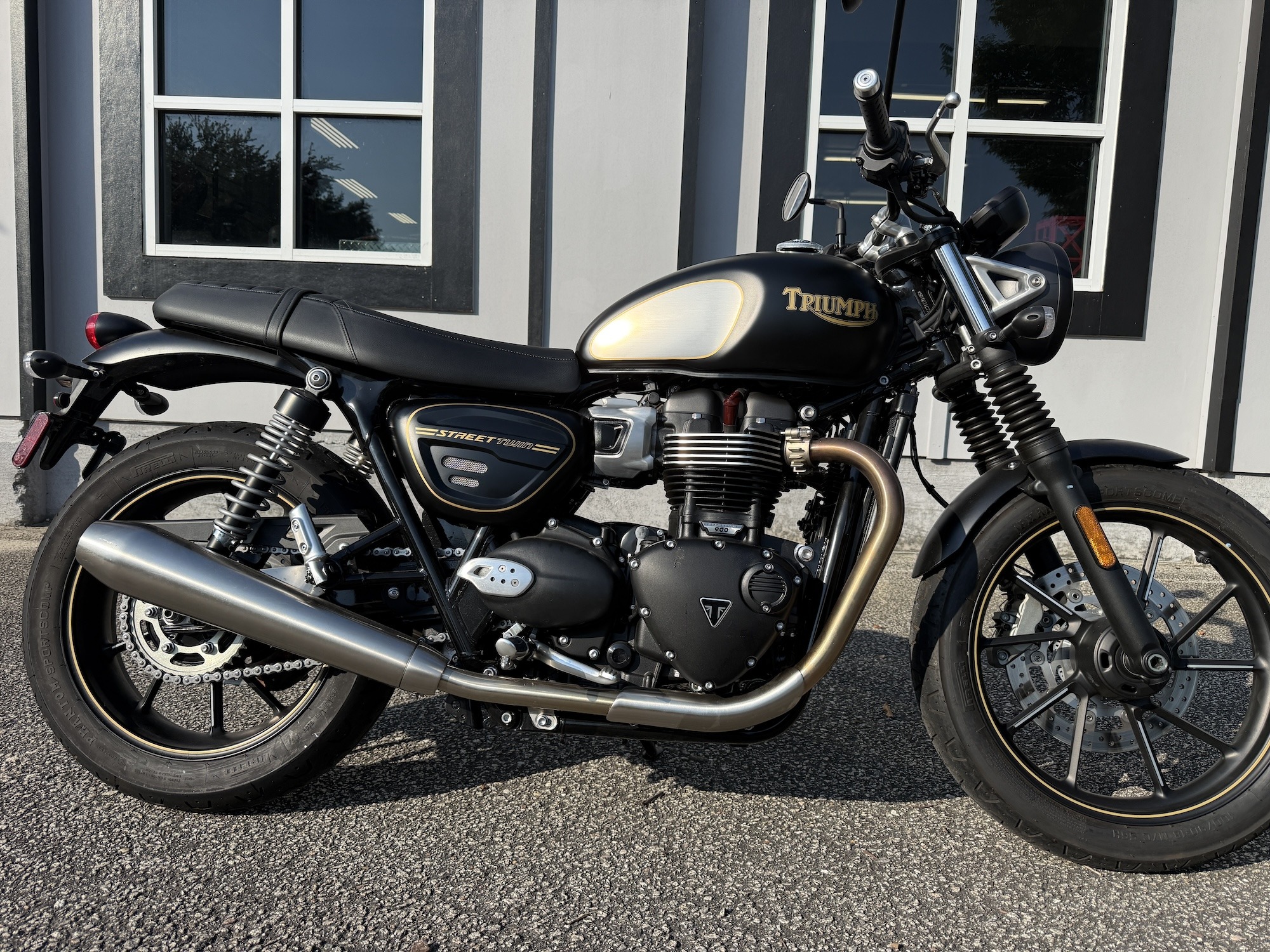 2022 Triumph Street Twin Gold Line