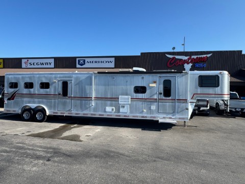 1998 Sundowner 8318 Three Horse Trailer with Living Quarters — photo 1 of 17