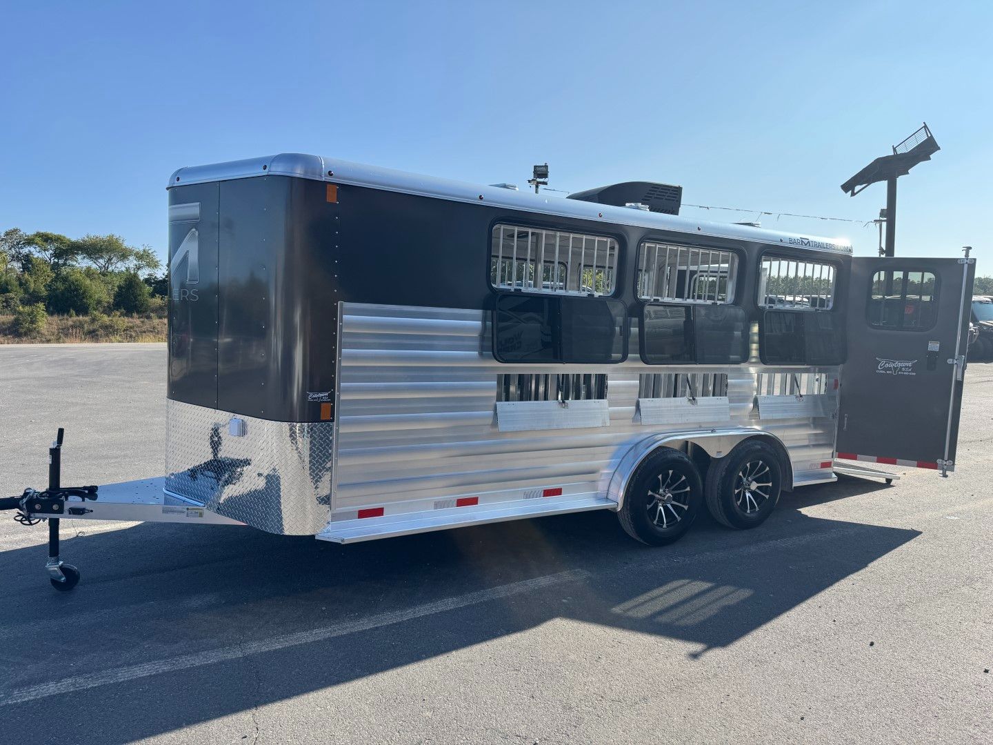 New 2026 Merhow Adjustable Six Pen Trailer for Pigs, Goats, and