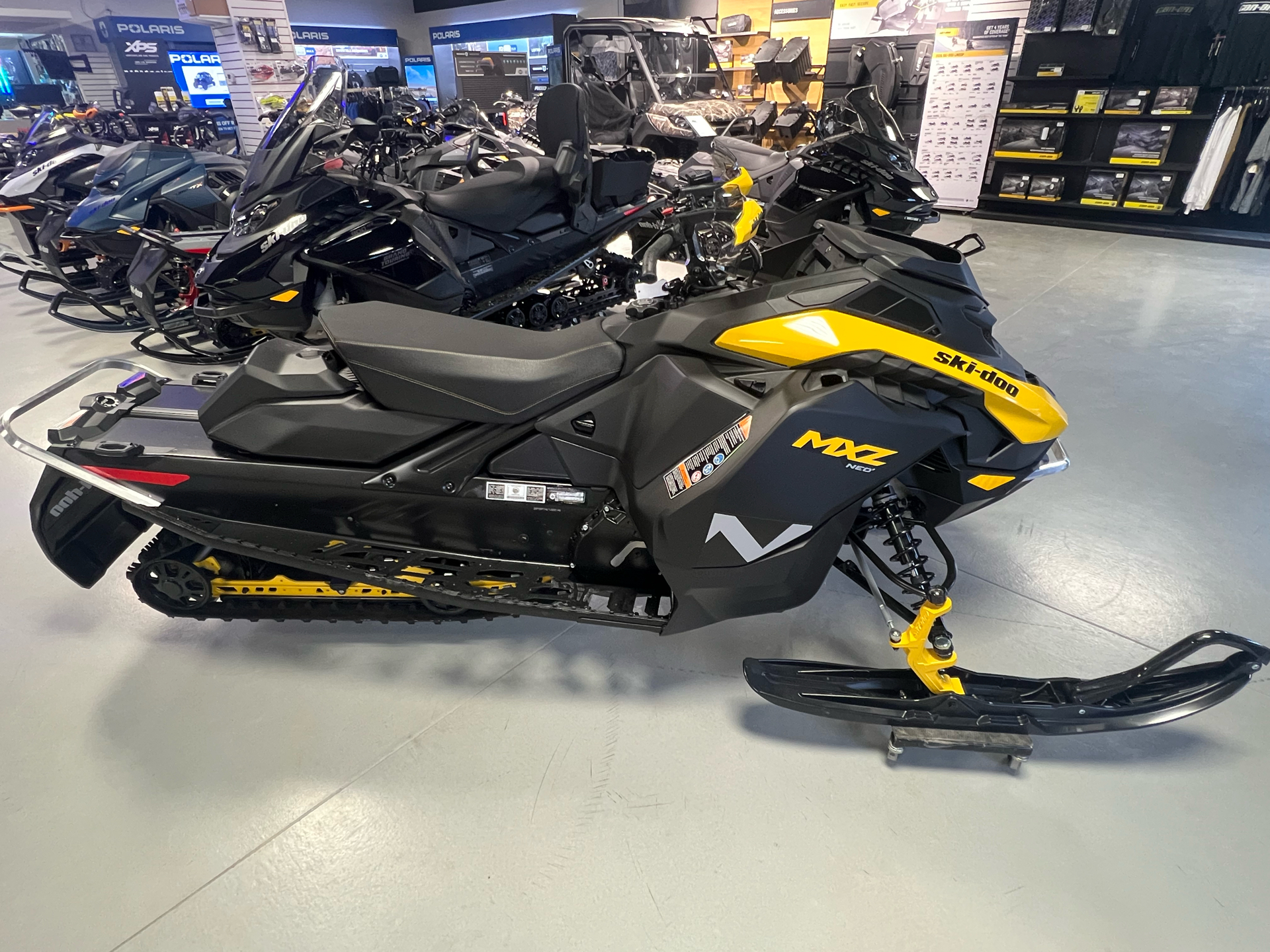 スノーボード mi New 2026 Ski-Doo MXZ Adrenaline 129 600R E-TEC ES Ripsaw 1.25