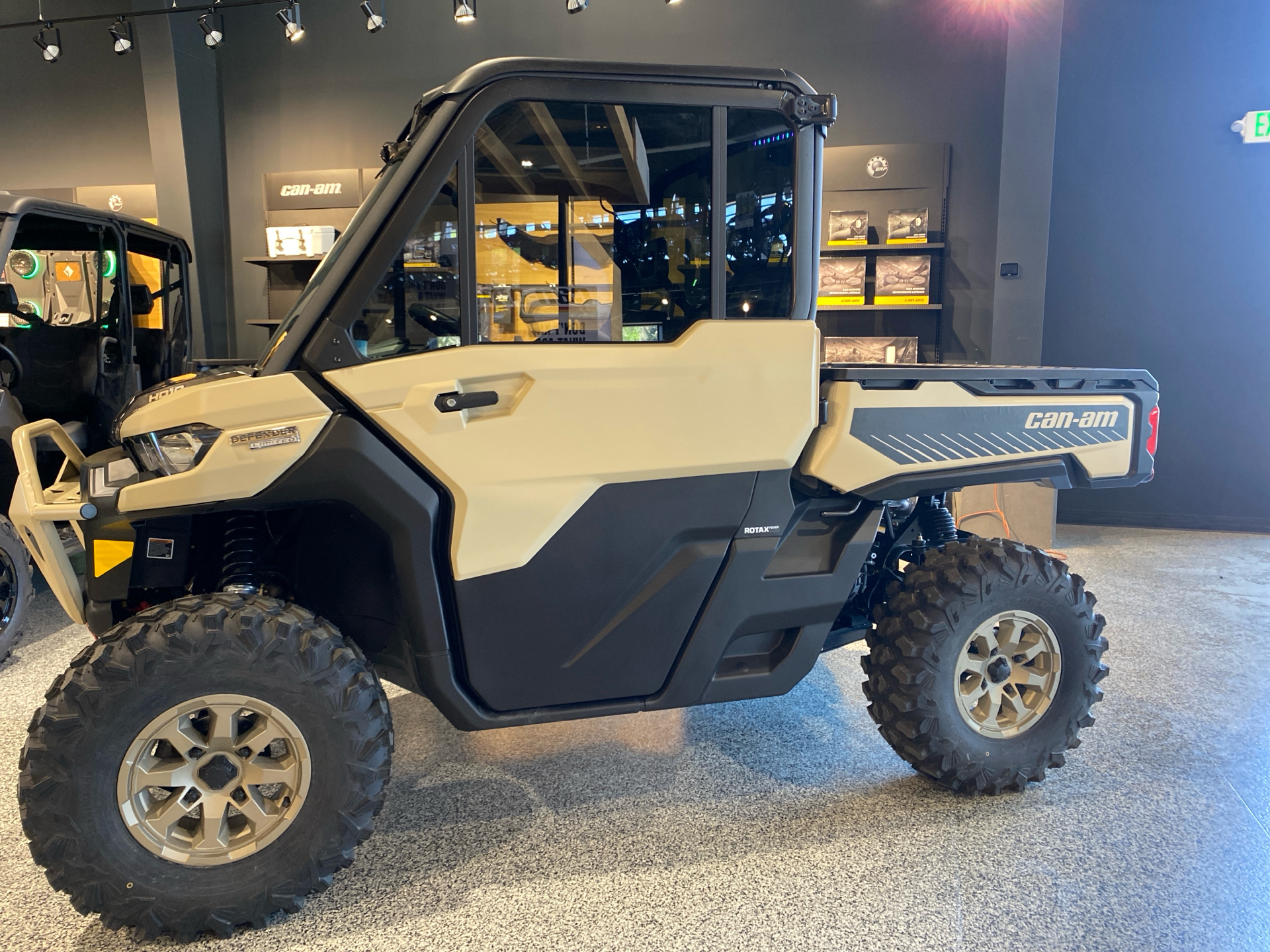 2025 Can-Am Defender Limited in Fairview, Utah - Photo 1