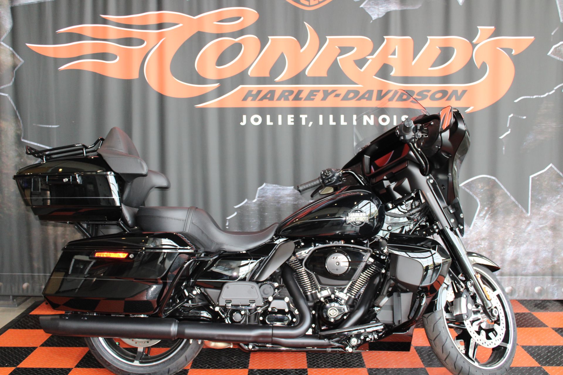 2025 Harley-Davidson Street Glide® Ultra 1