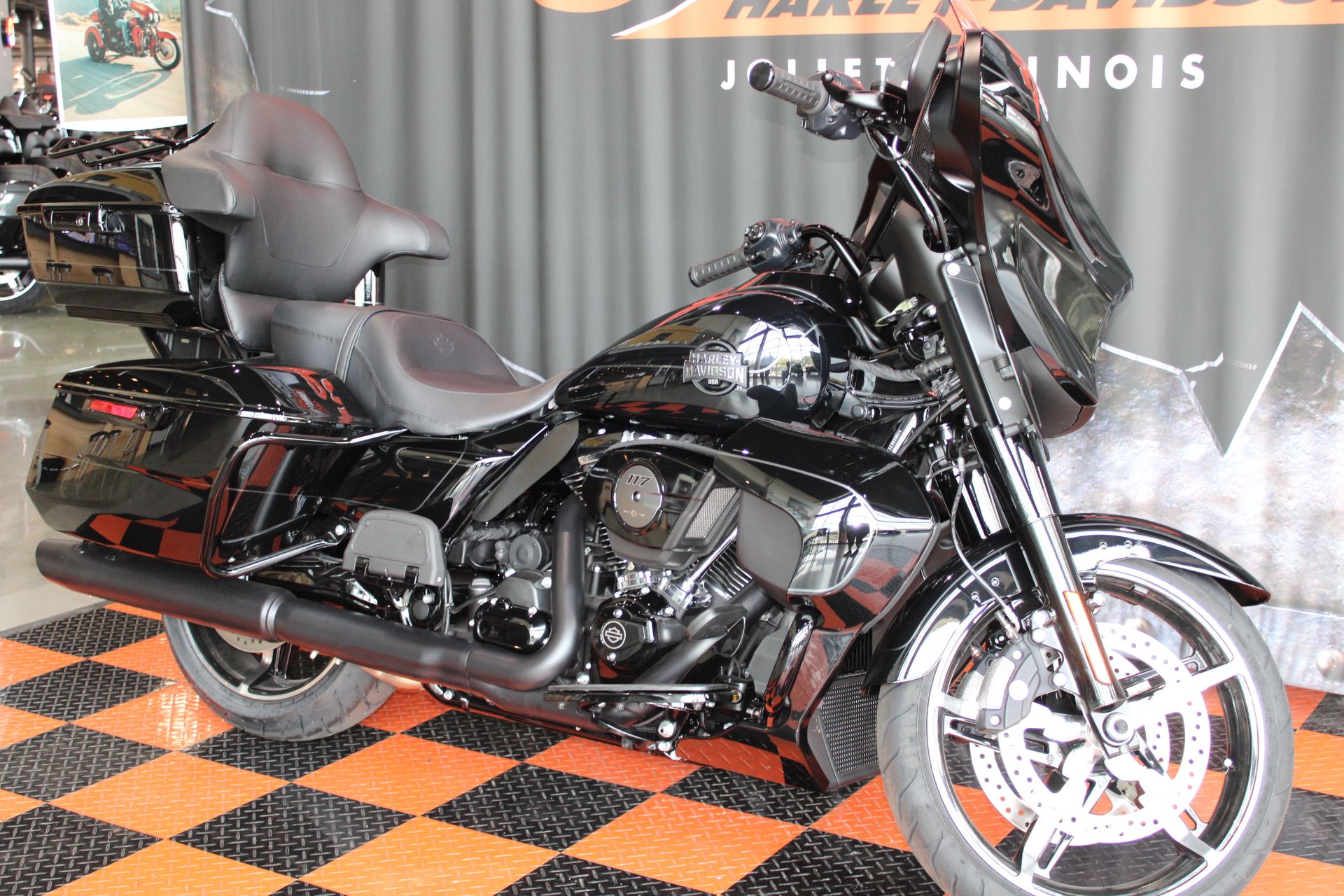 2025 Harley-Davidson Street Glide® Ultra 3