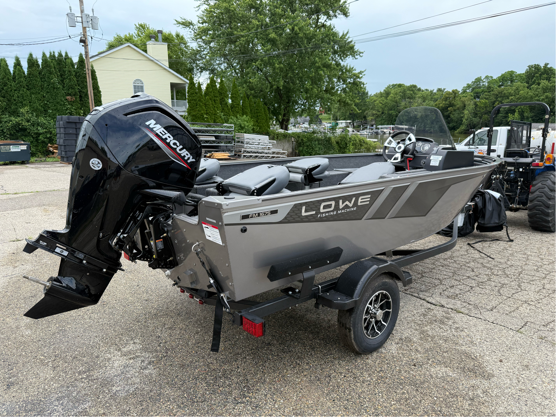 New 2025 Lowe Fishing Machine 1675 Side Console Power Boats