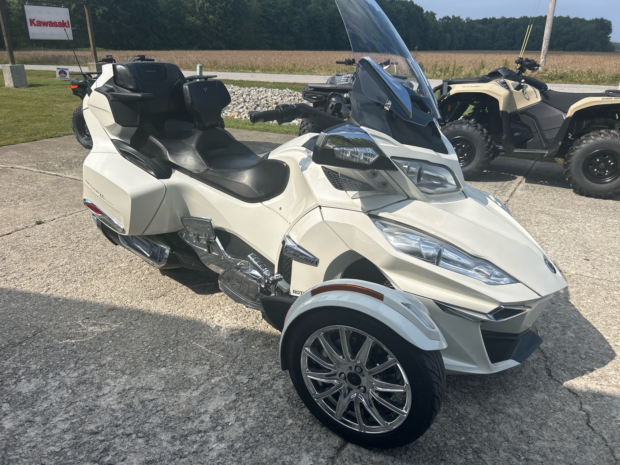 2017 Can-Am™ SPYDER RT LIMITED 4