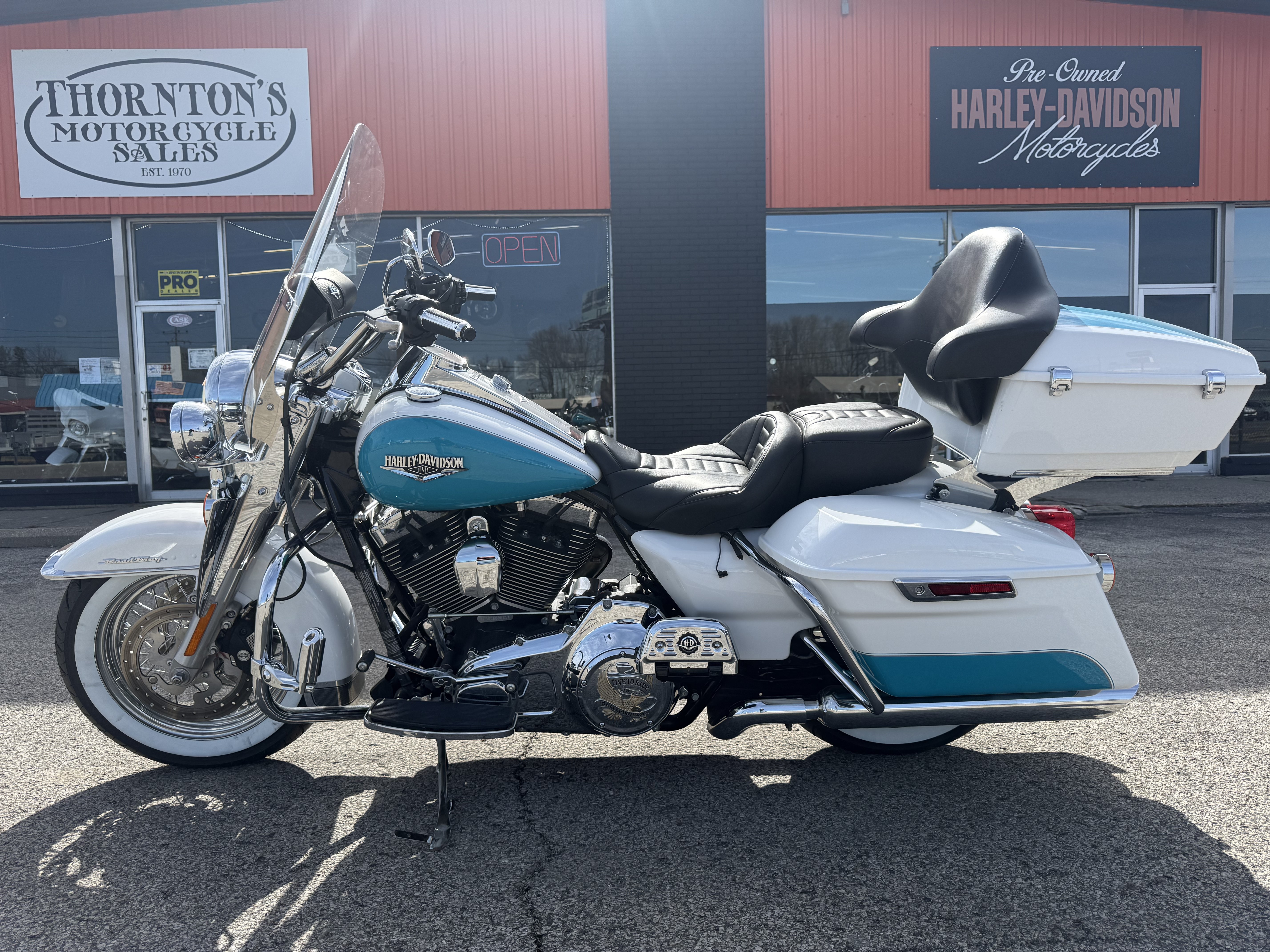 Harley-Davidson スタジャン ホワイト/ブルー Used 2016 Harley-Davidson Road King®, Versailles & Madison IN
