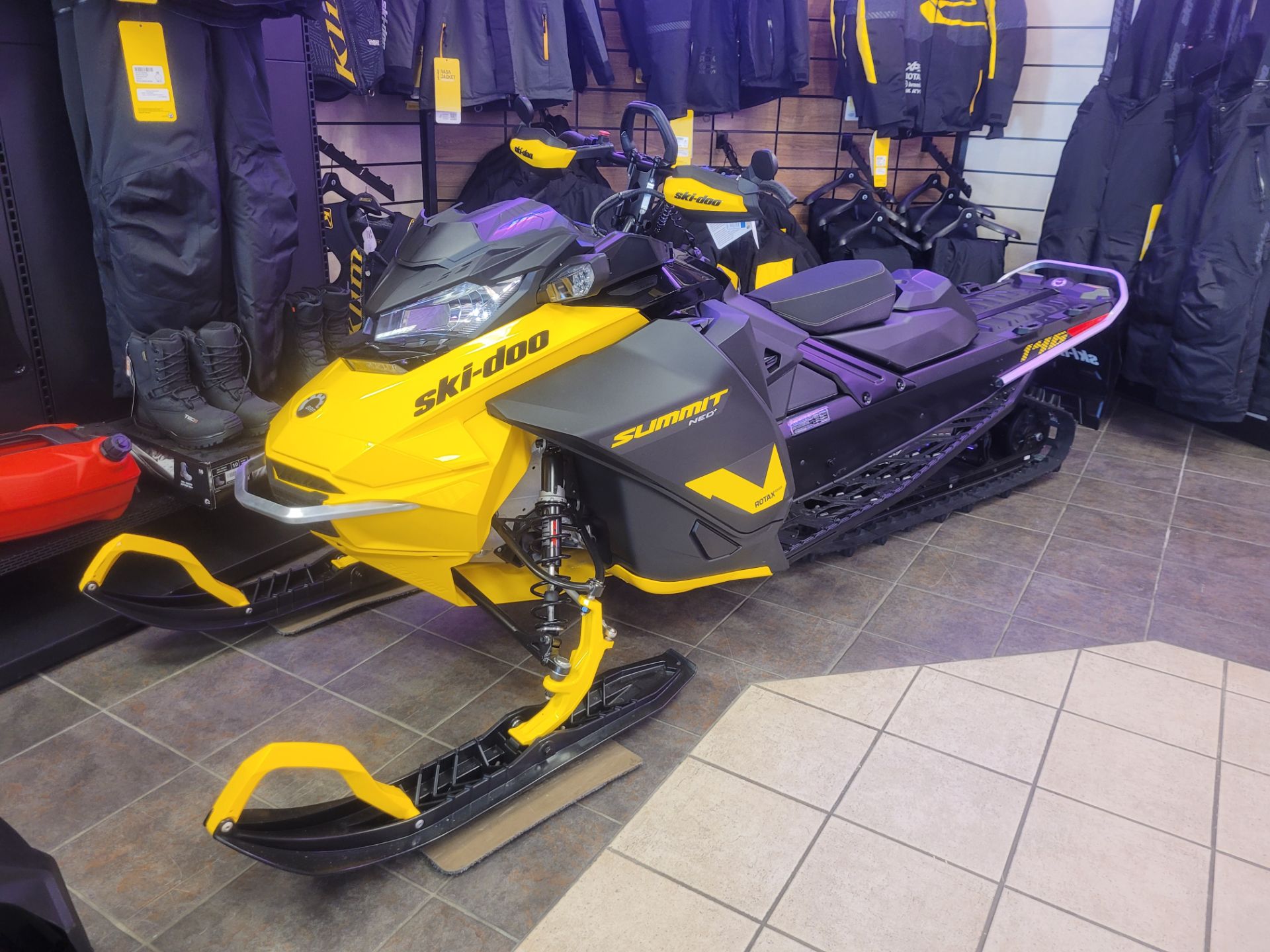 New 2025 Ski-Doo Summit NEO+ 600 EFI ES Hurricane 1.75 w/ FlexEdge