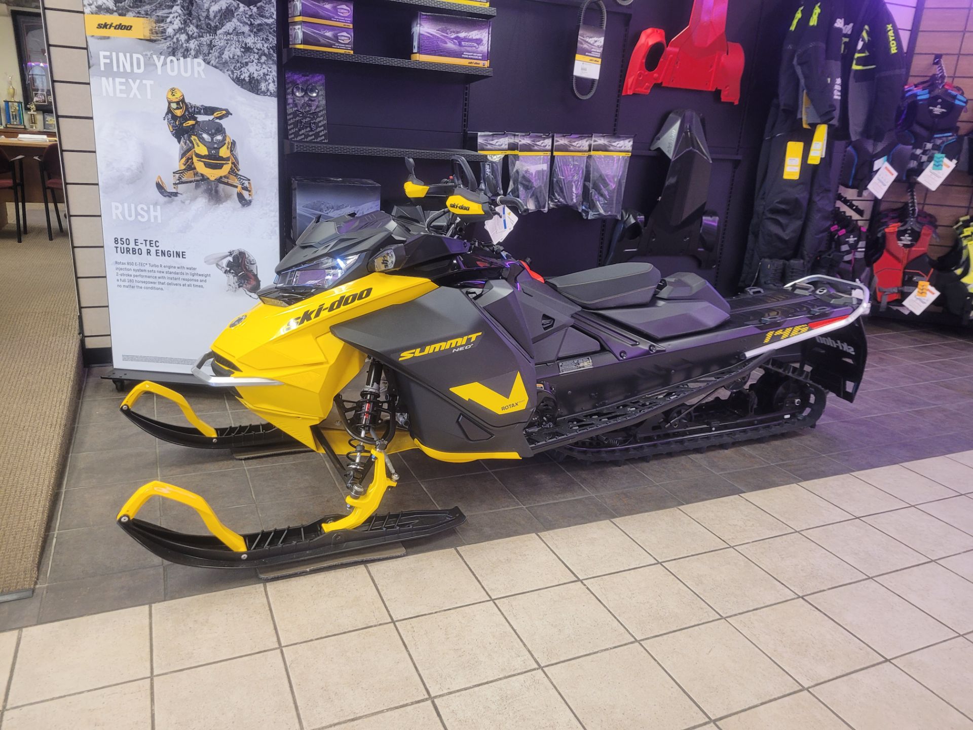 New 2025 Ski-Doo Summit NEO+ 600 EFI ES Hurricane 1.75 w/ FlexEdge