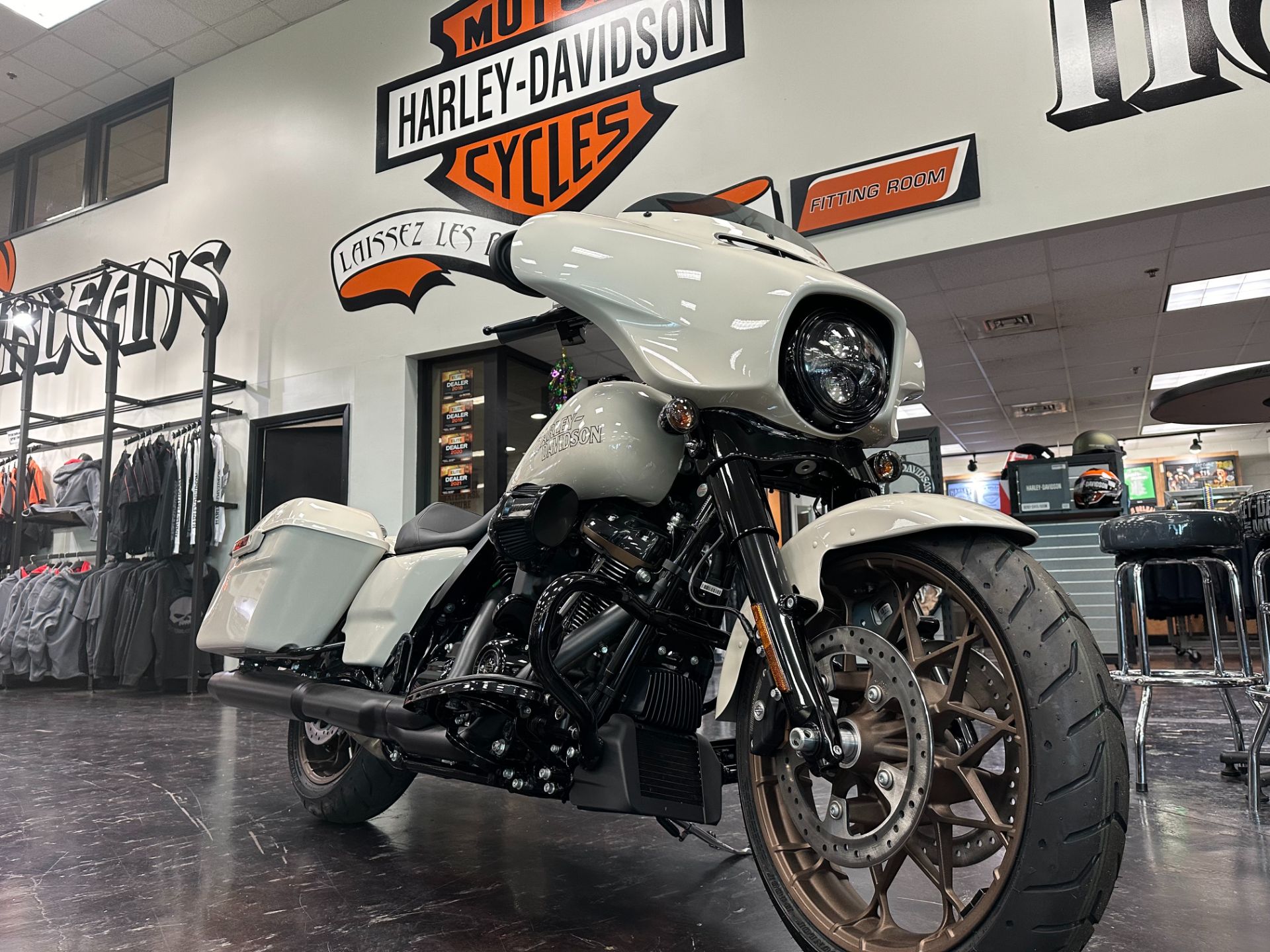 Hawaii Adventures - The Novelty of Riding Aloha - Adventure Motorcycle  Magazine, image size:1920x1440