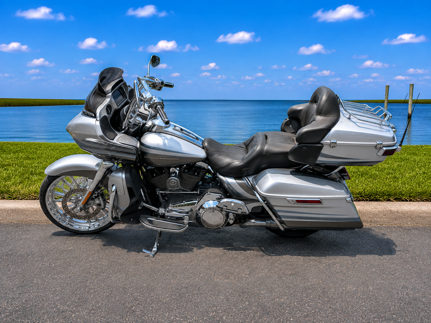 Used 2016 Harley-Davidson CVO™ Road Glide™ Ultra Stardust Silver