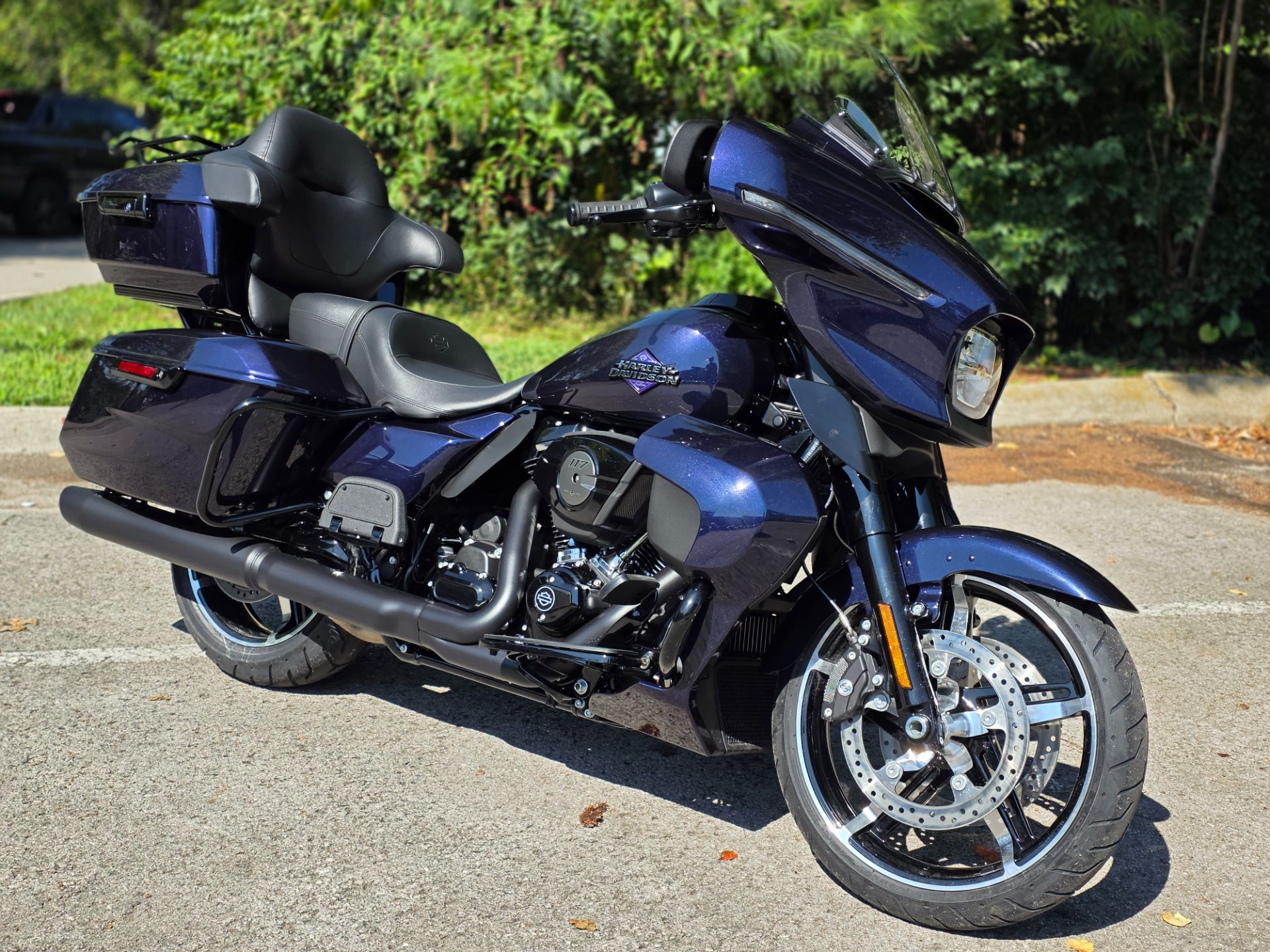Harley-Davidson Black & Blue Women’s Streamline Goggle  Motorcyle with HD Box New 2025 Harley-Davidson CVO™ Street Glide® Blue Streak  main image 2